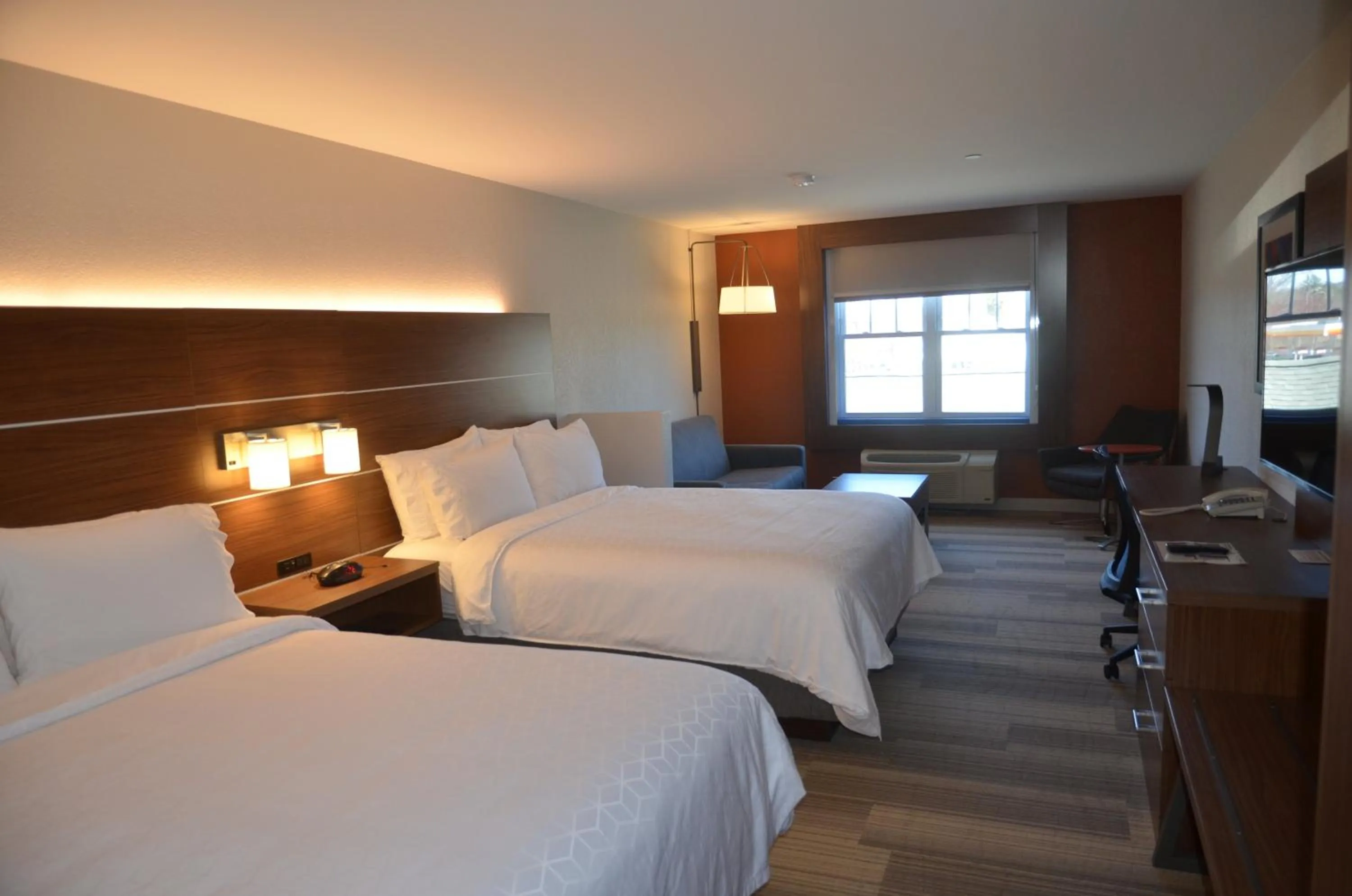 Photo of the whole room, Bed in Holiday Inn Express Hotel & Suites Rochester by IHG