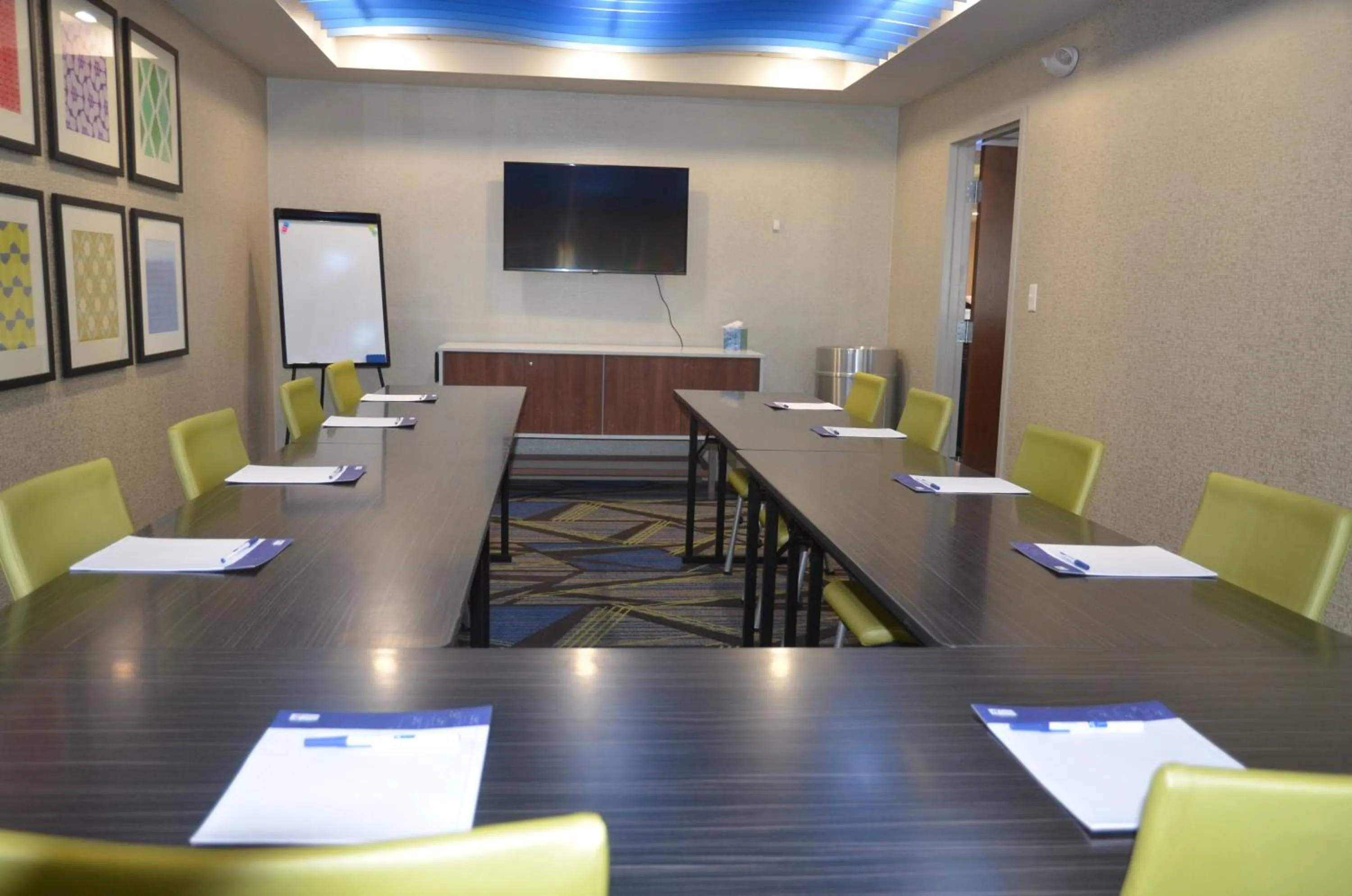 Meeting/conference room in Holiday Inn Express Hotel & Suites Rochester by IHG
