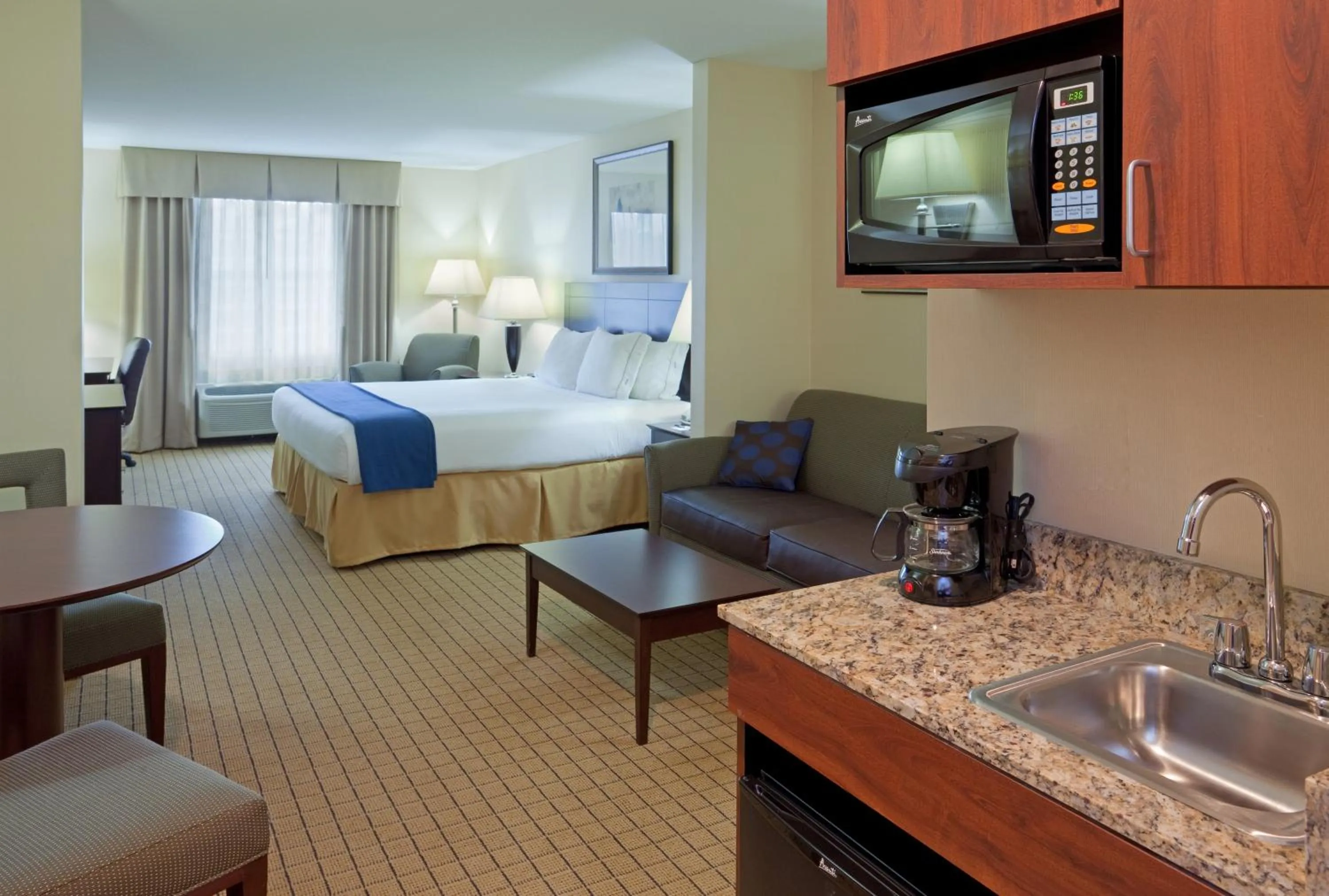 Photo of the whole room, Bed in Holiday Inn Express Hotel & Suites Rochester by IHG