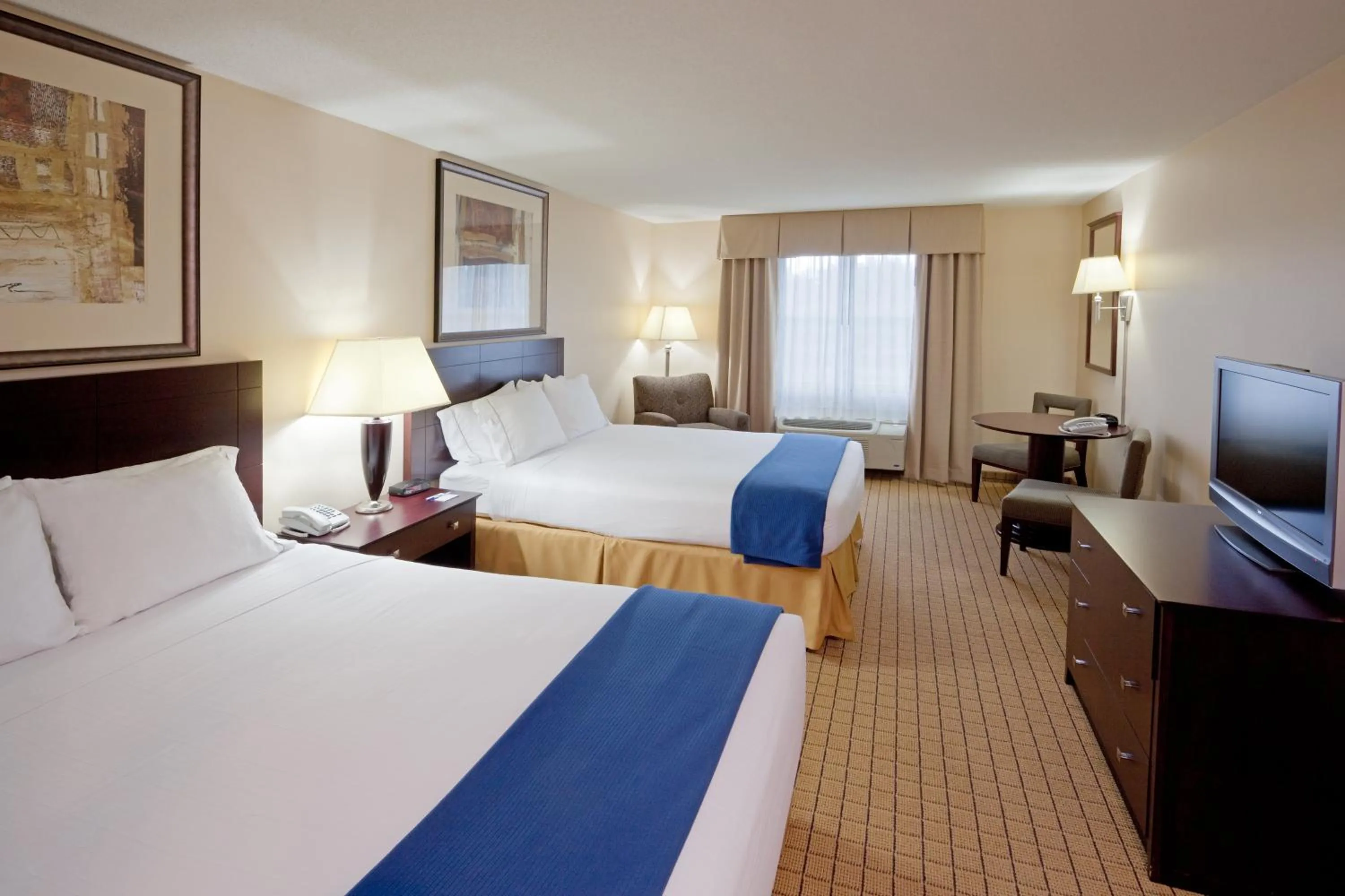 Photo of the whole room, Bed in Holiday Inn Express Hotel & Suites Rochester by IHG