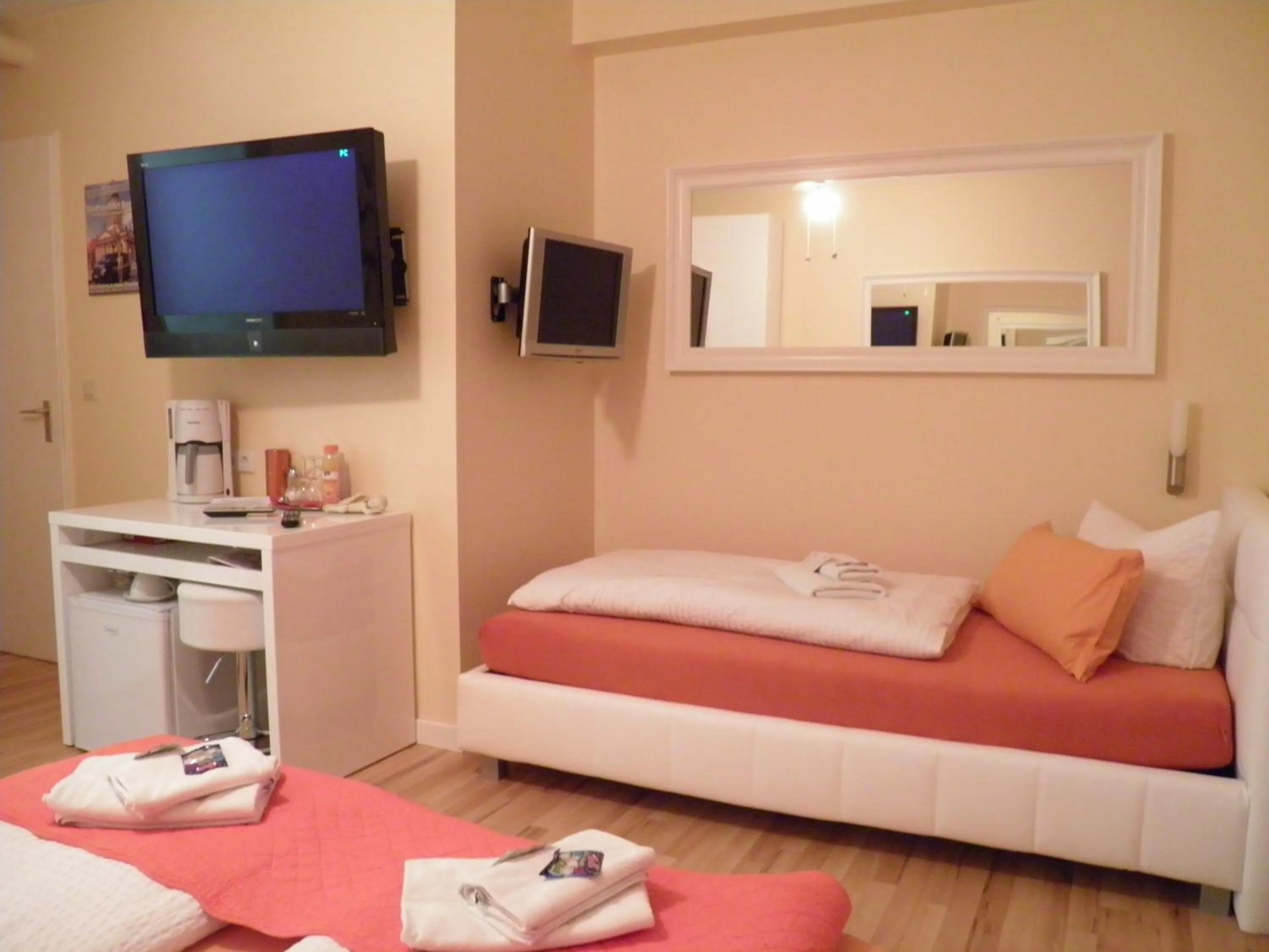 Photo of the whole room, Bed in City Guesthouse Pension Berlin