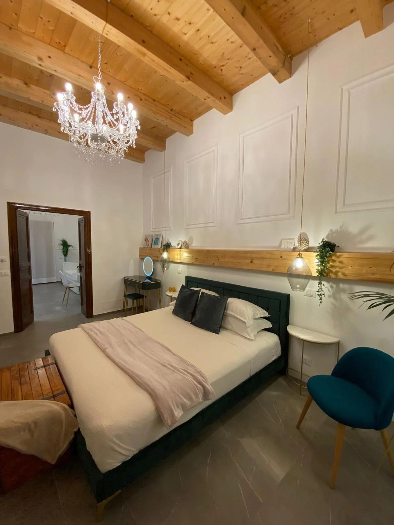 Photo of the whole room, Bed in Atrium