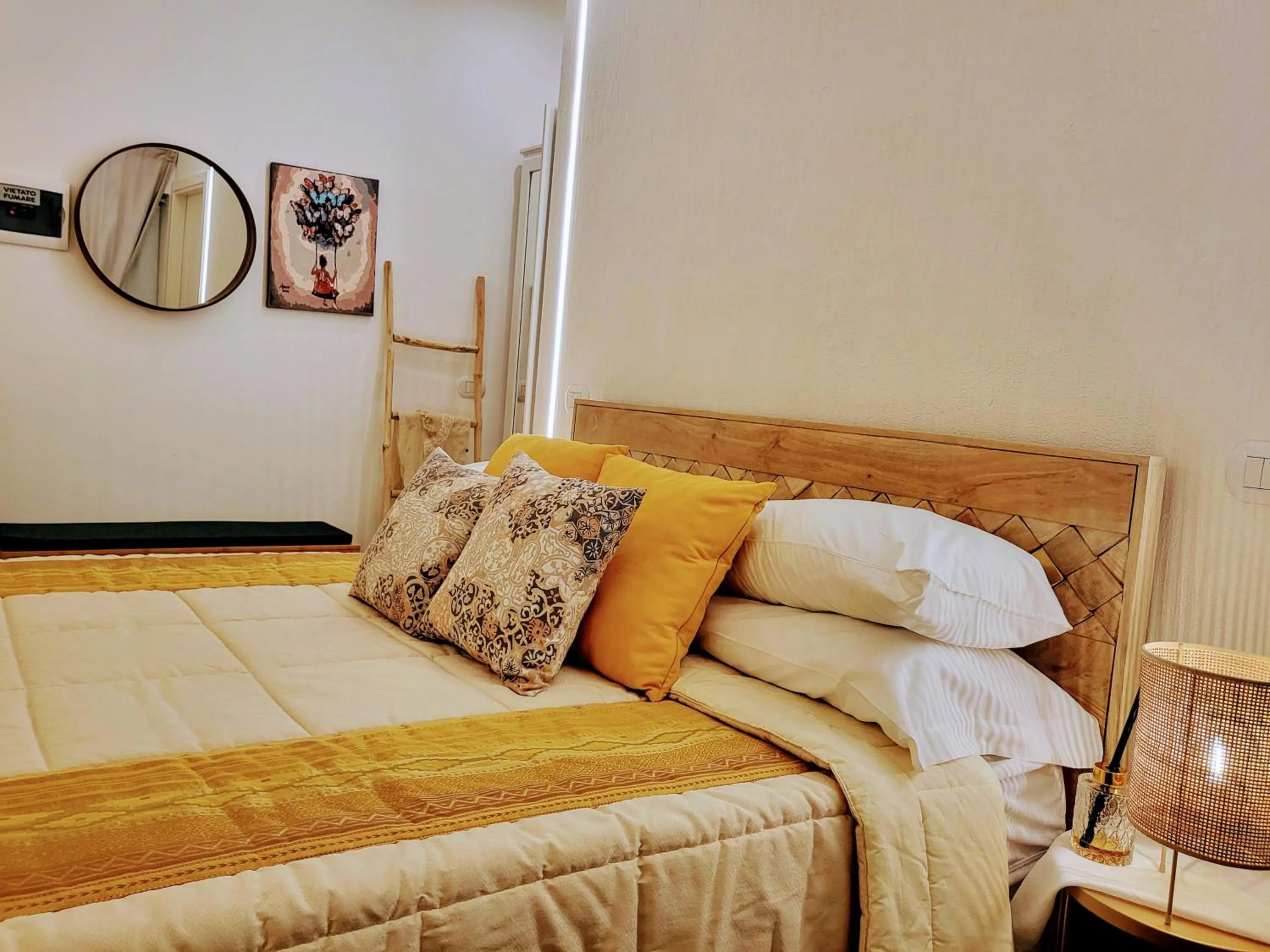 Photo of the whole room, Bed in Atrium