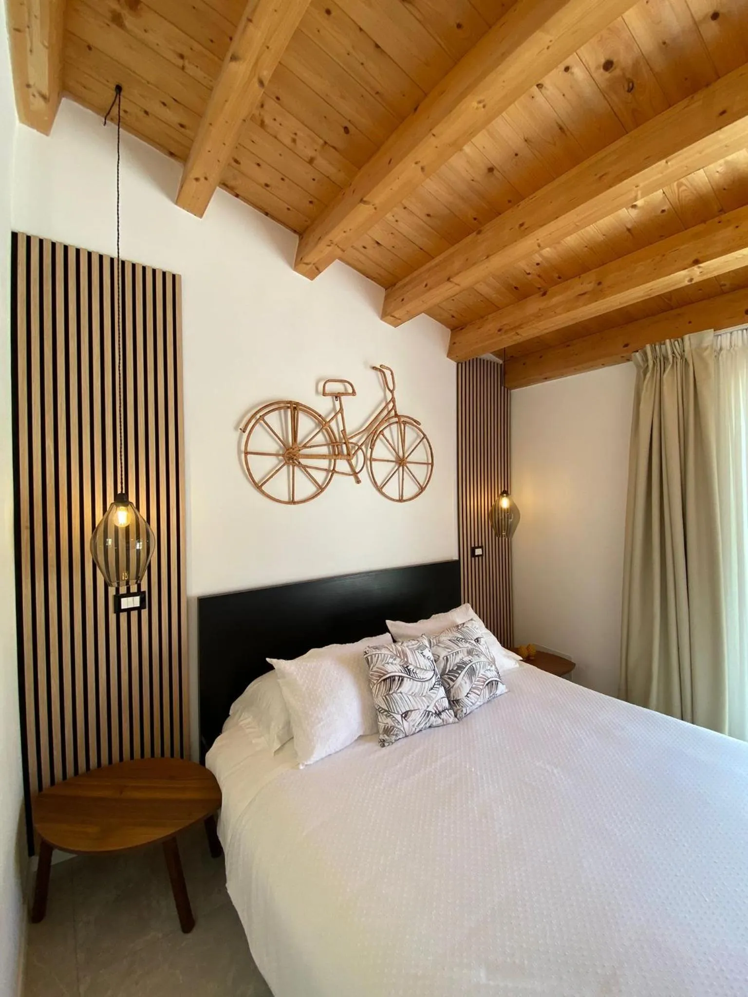 Photo of the whole room, Bed in Atrium