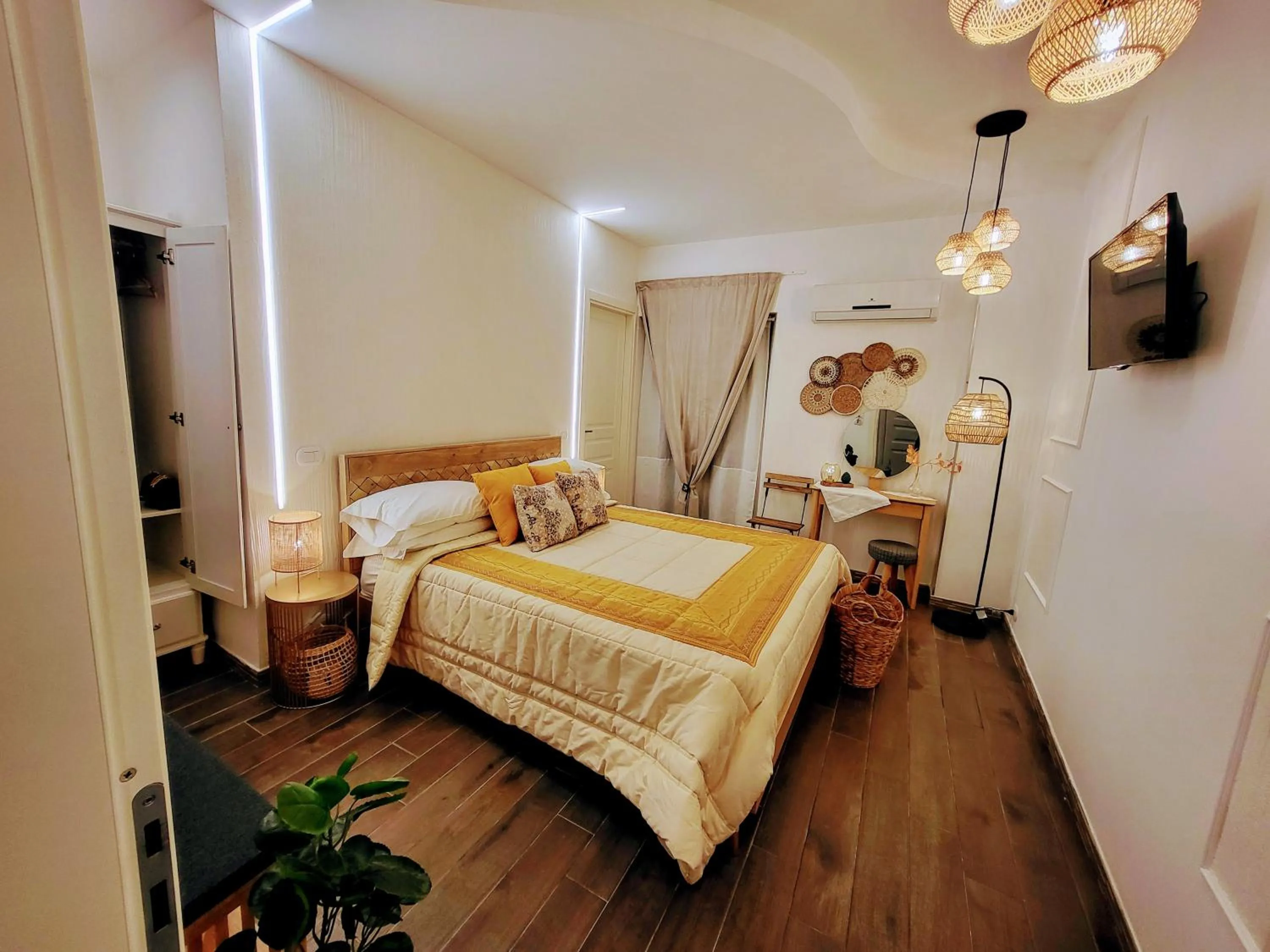 Bedroom, Bed in Atrium