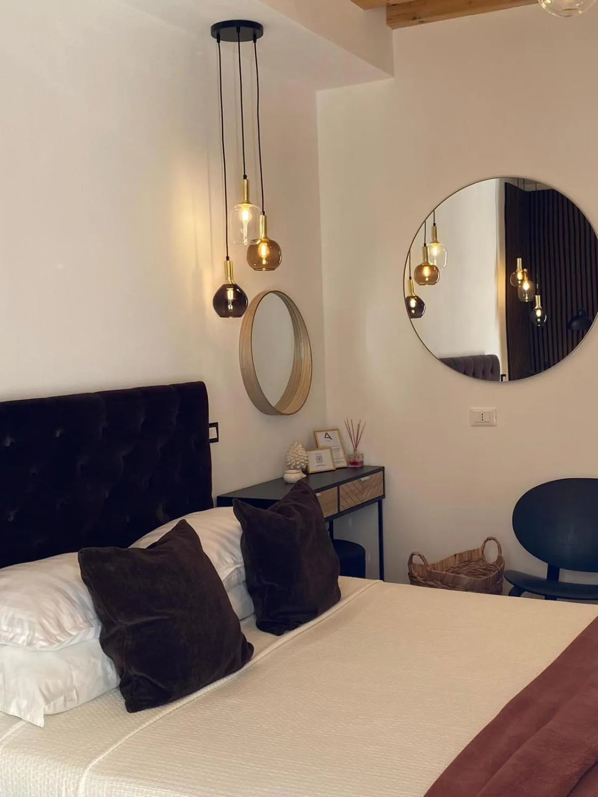 Photo of the whole room, Bed in Atrium