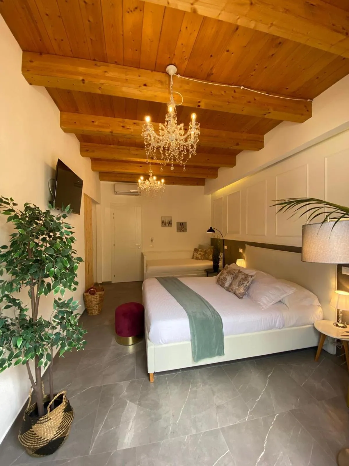 Photo of the whole room, Bed in Atrium