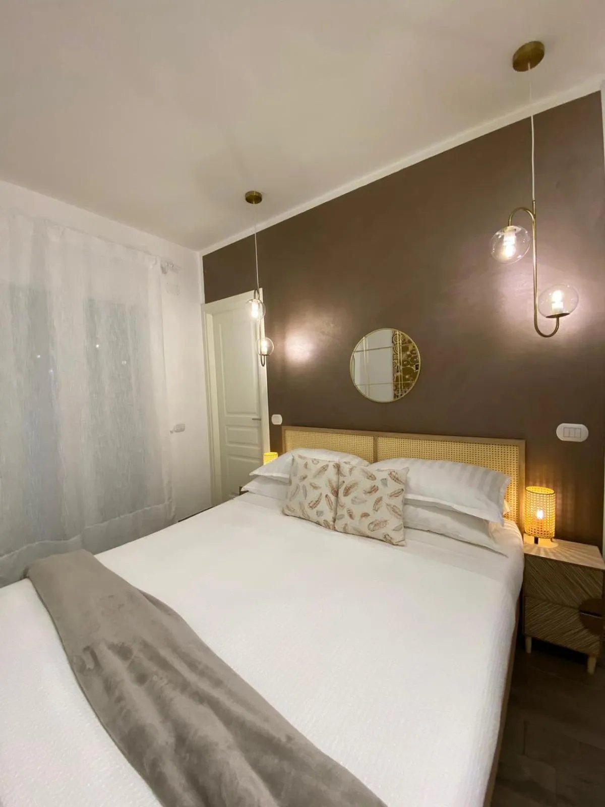 Photo of the whole room, Bed in Atrium