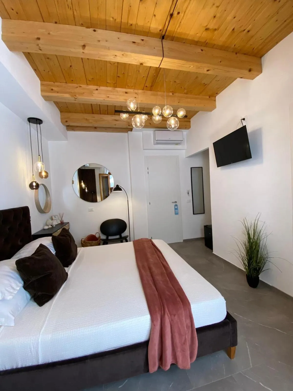 Photo of the whole room, Bed in Atrium