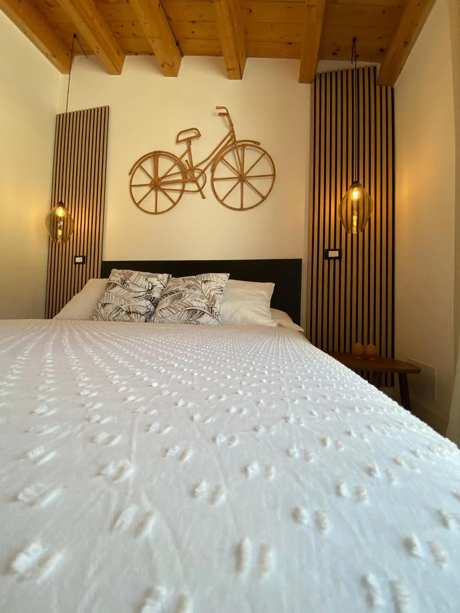 Photo of the whole room, Bed in Atrium