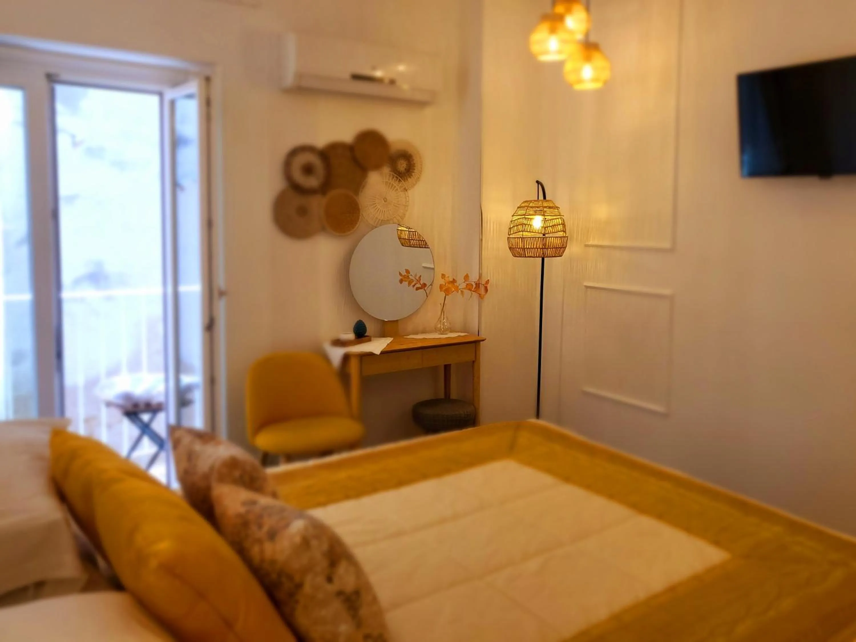 Photo of the whole room, Bed in Atrium