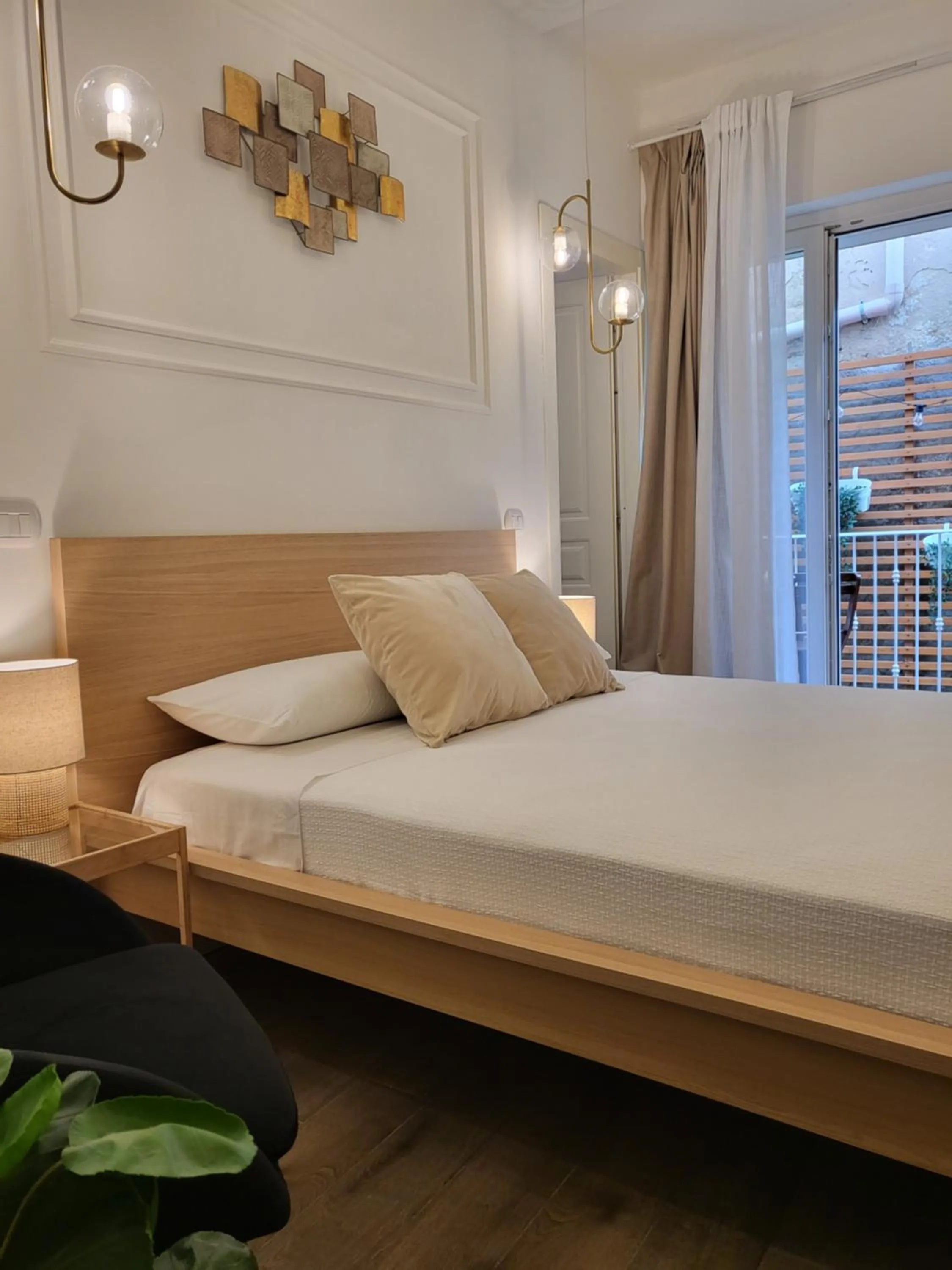 Photo of the whole room, Bed in Atrium