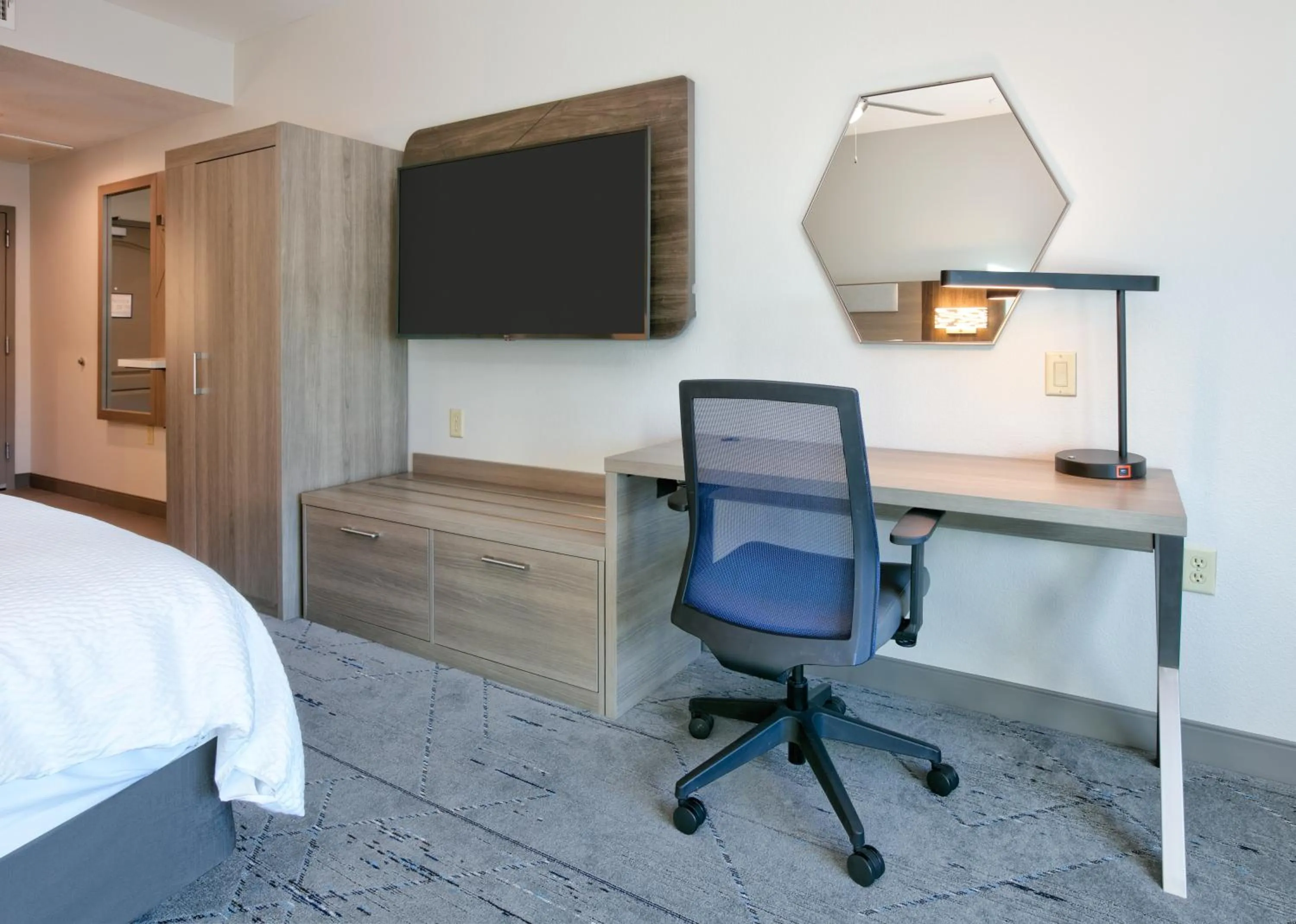 TV and multimedia, Bed in Holiday Inn Express & Suites North Dallas at Preston by IHG