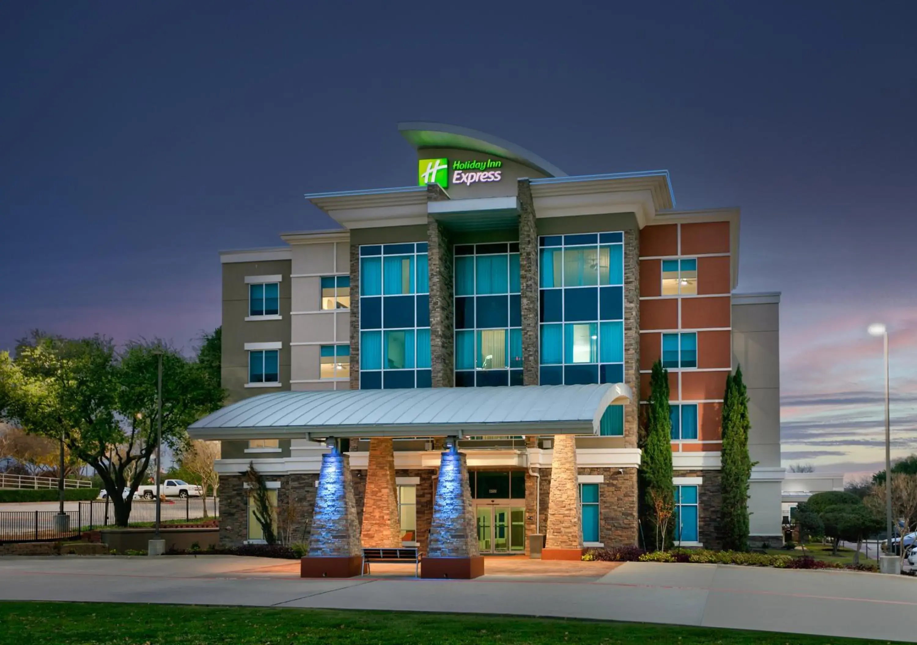 Property building in Holiday Inn Express & Suites North Dallas at Preston by IHG Property building in Holiday Inn Express & Suites North Dallas at Preston by IHG