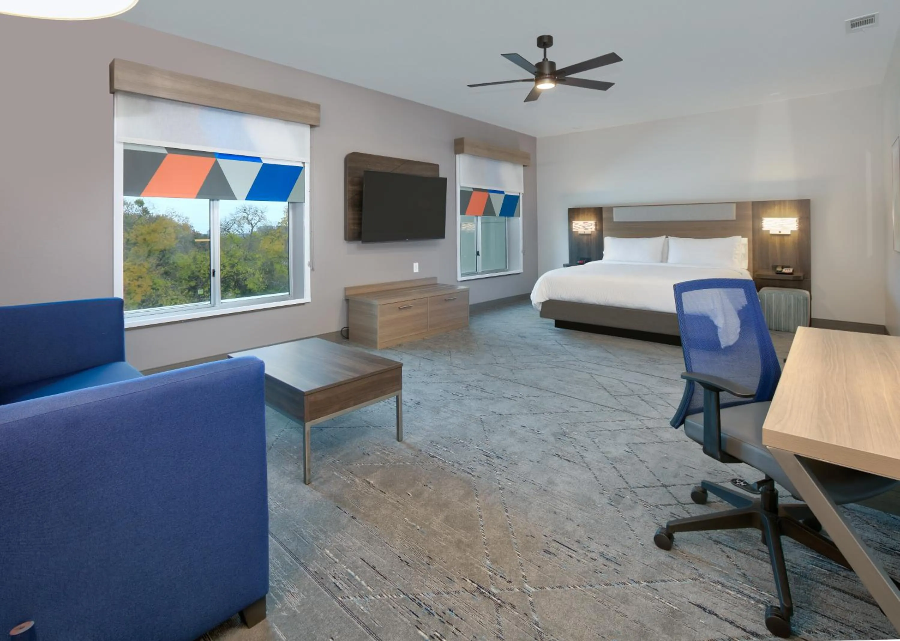 Bed in Holiday Inn Express & Suites North Dallas at Preston by IHG