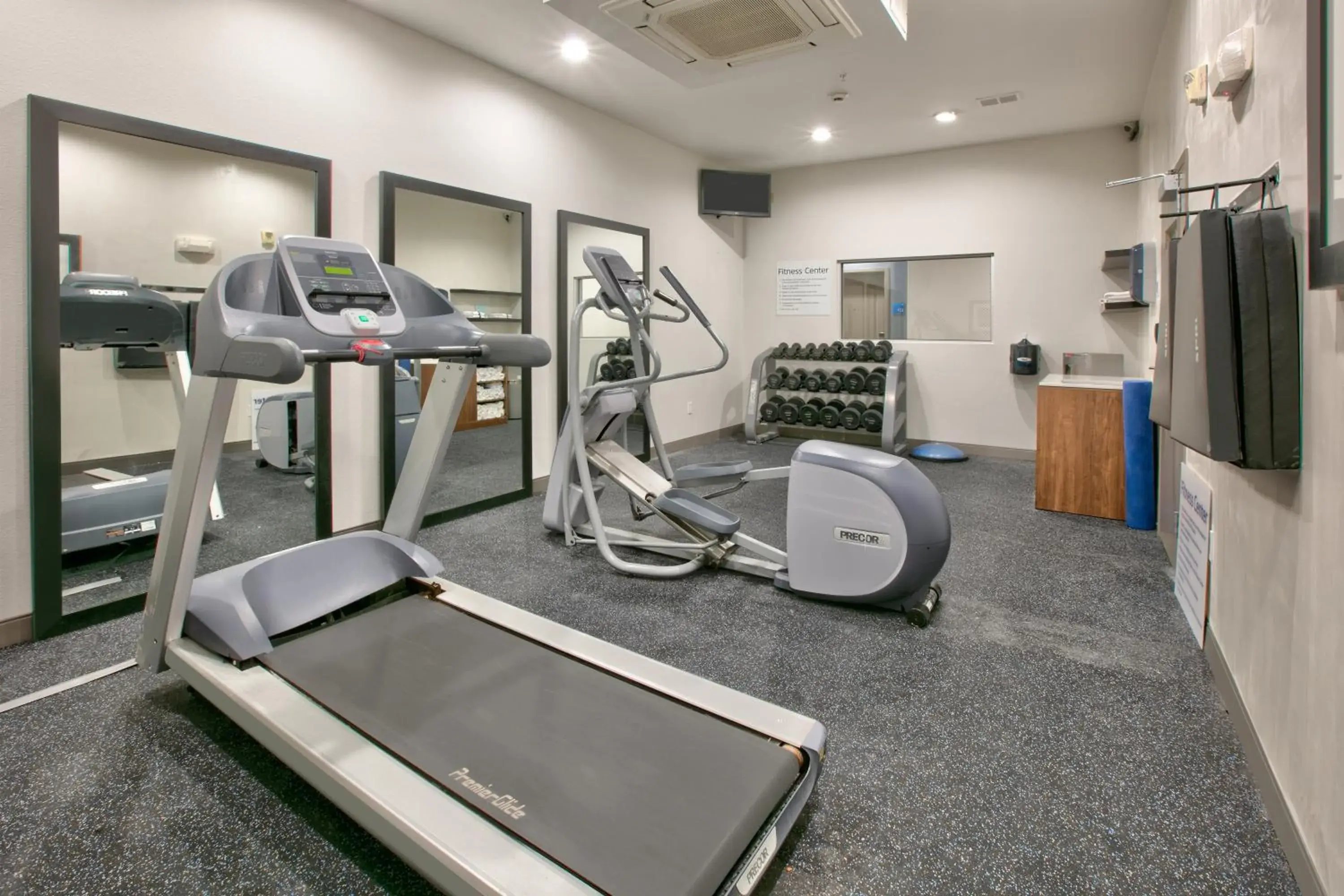 Fitness centre/facilities in Holiday Inn Express & Suites North Dallas at Preston by IHG Fitness centre/facilities in Holiday Inn Express & Suites North Dallas at Preston by IHG