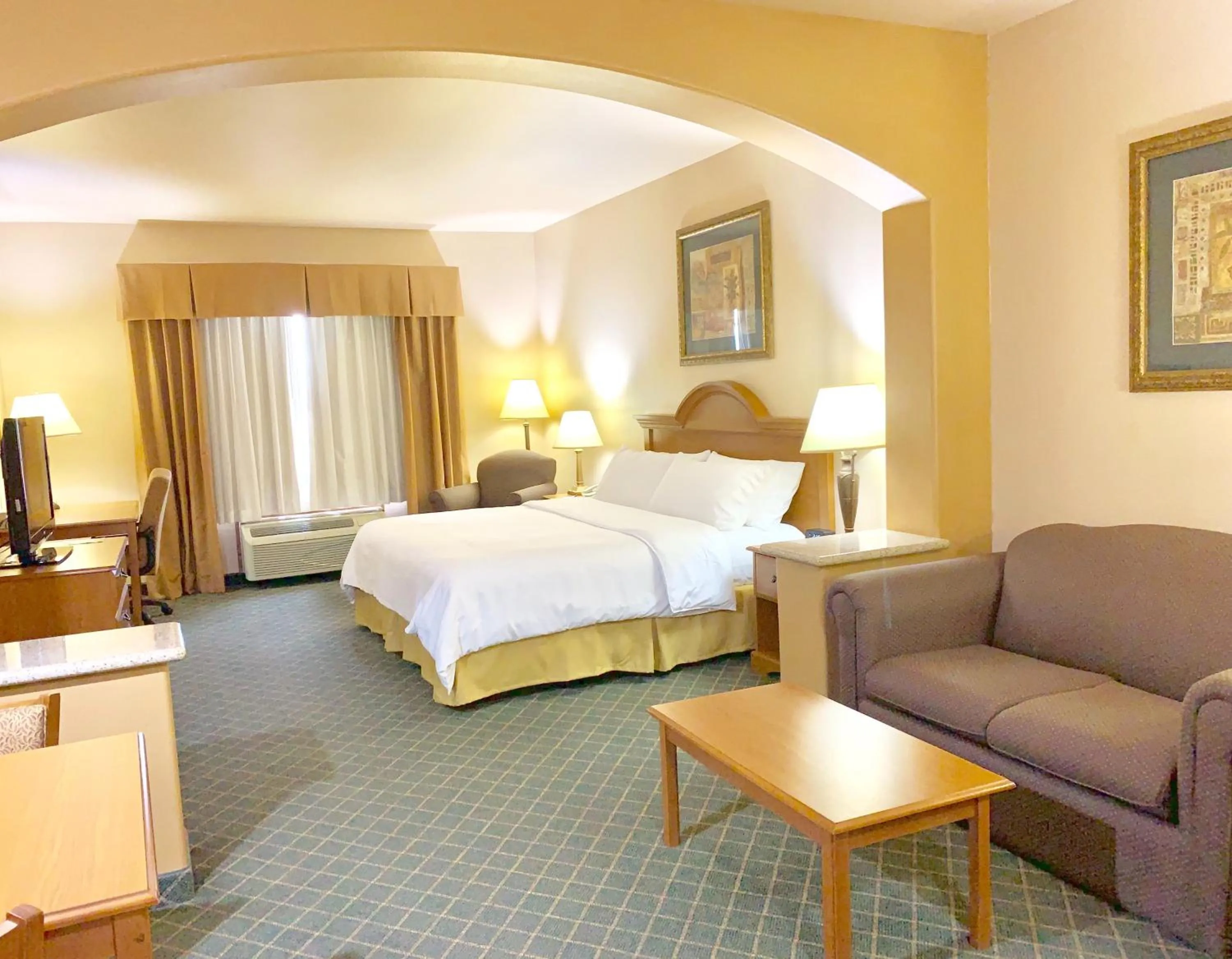 Photo of the whole room, Bed in Holiday Inn Express Hotel and Suites Alice by IHG