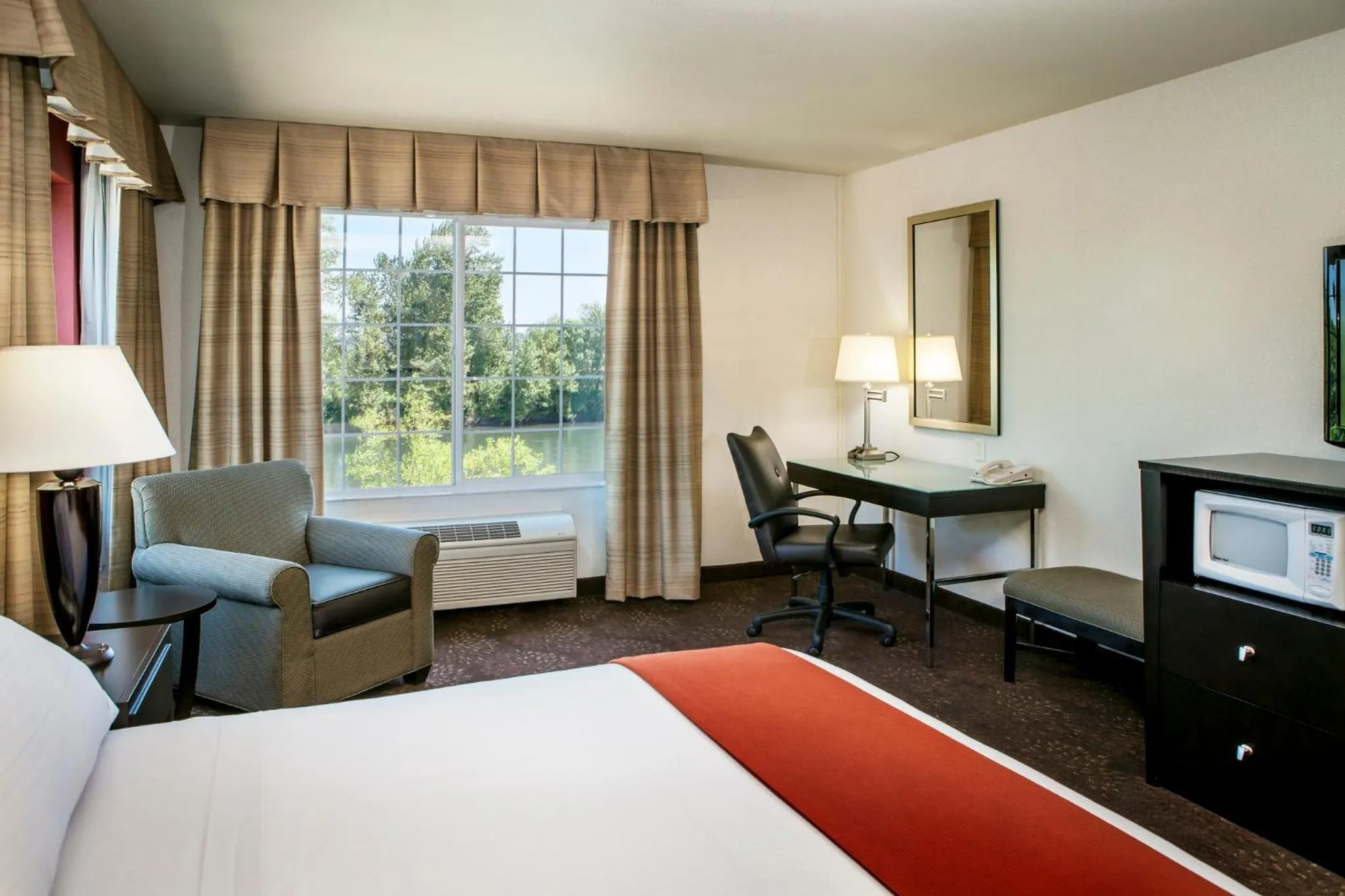 Photo of the whole room, Bed in Holiday Inn Express Corvallis-On the River by IHG