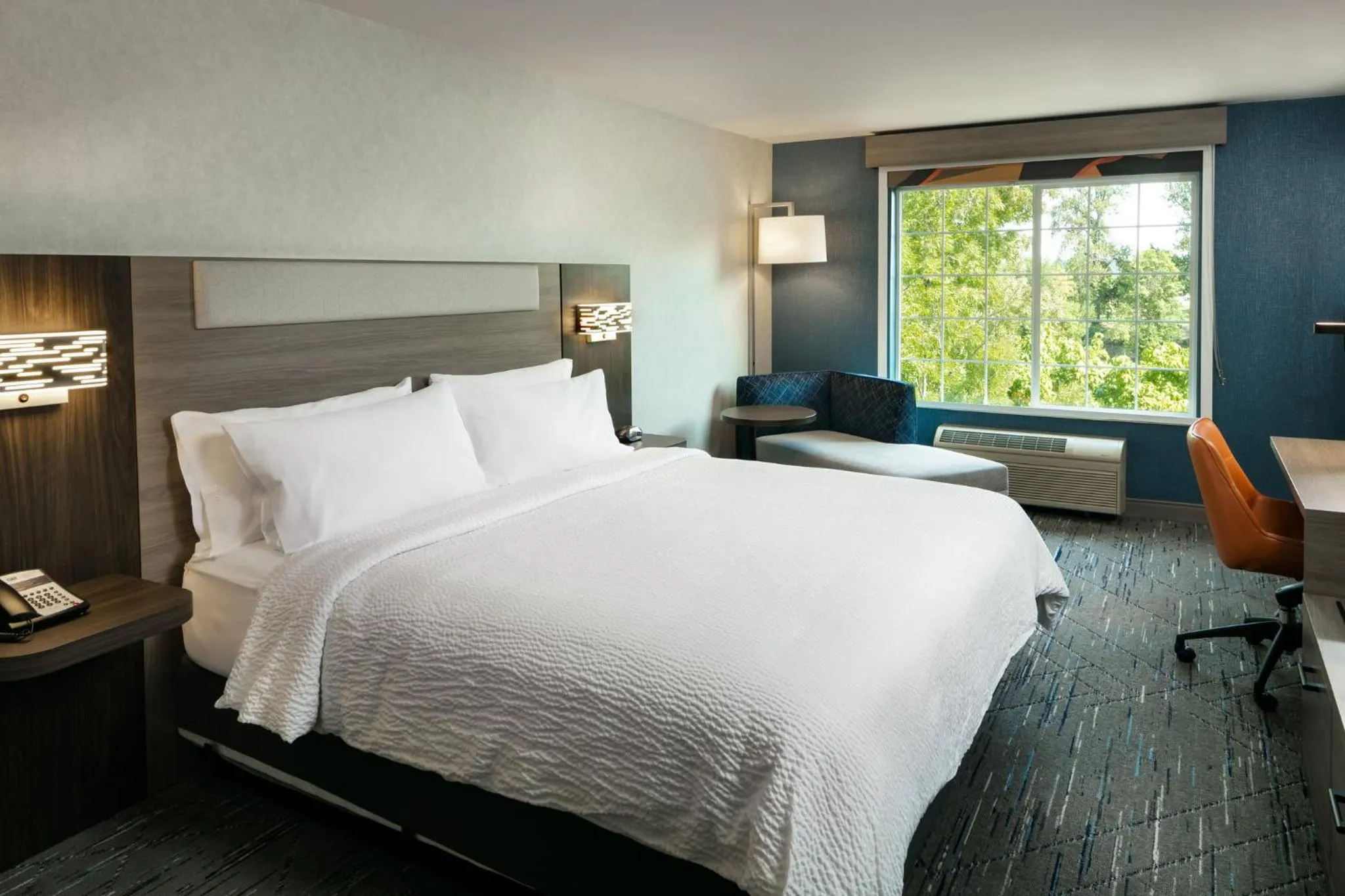 Photo of the whole room, Bed in Holiday Inn Express Corvallis-On the River by IHG