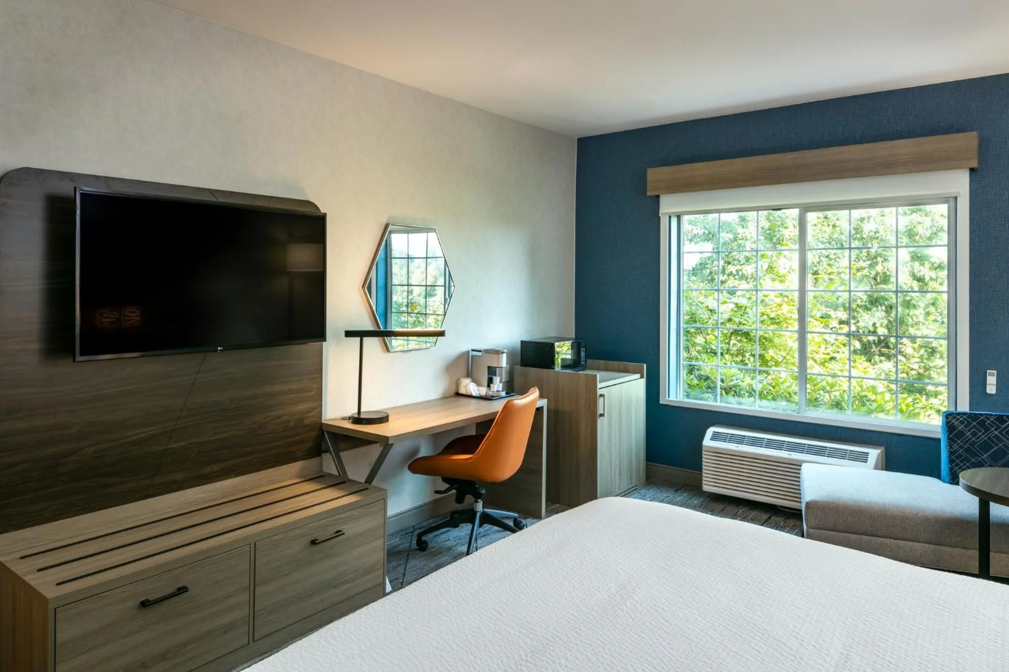 Photo of the whole room, Bed in Holiday Inn Express Corvallis-On the River by IHG