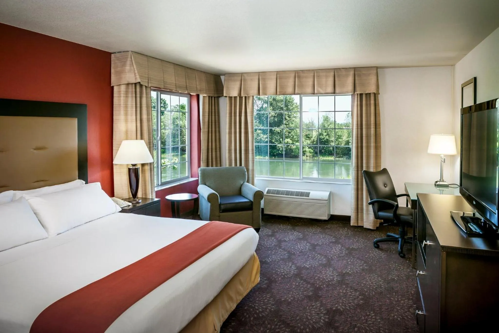 Photo of the whole room, Bed in Holiday Inn Express Corvallis-On the River by IHG