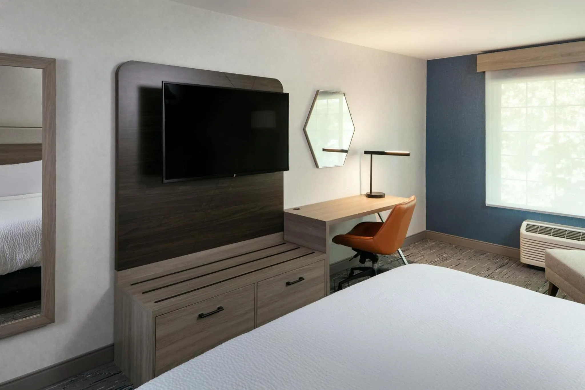 Photo of the whole room, Bed in Holiday Inn Express Corvallis-On the River by IHG