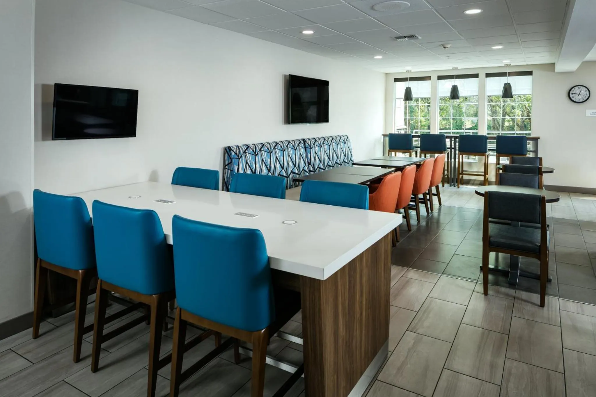 Breakfast in Holiday Inn Express Corvallis-On the River by IHG