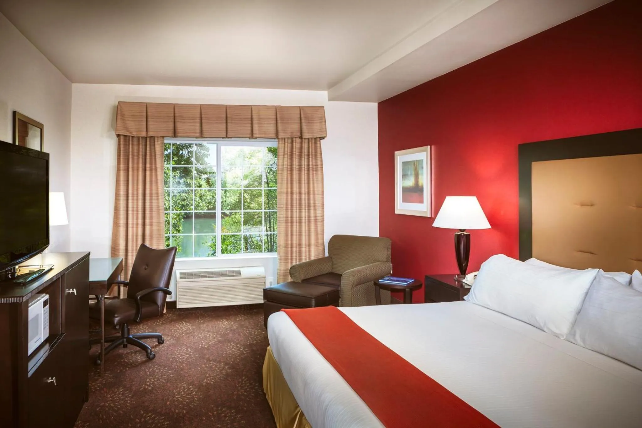 Photo of the whole room, Bed in Holiday Inn Express Corvallis-On the River by IHG