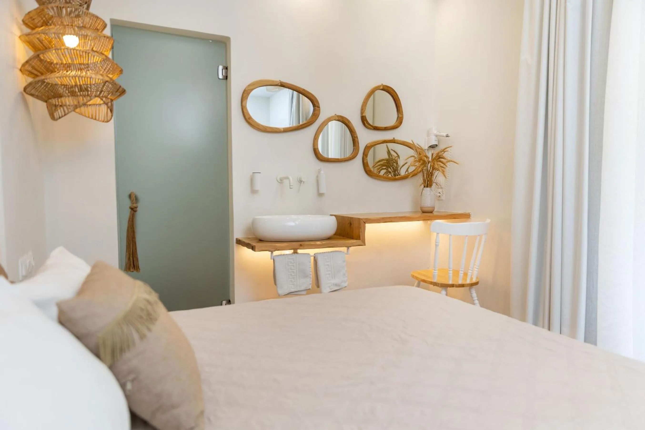Photo of the whole room, Bed in Naxos Petite Studios