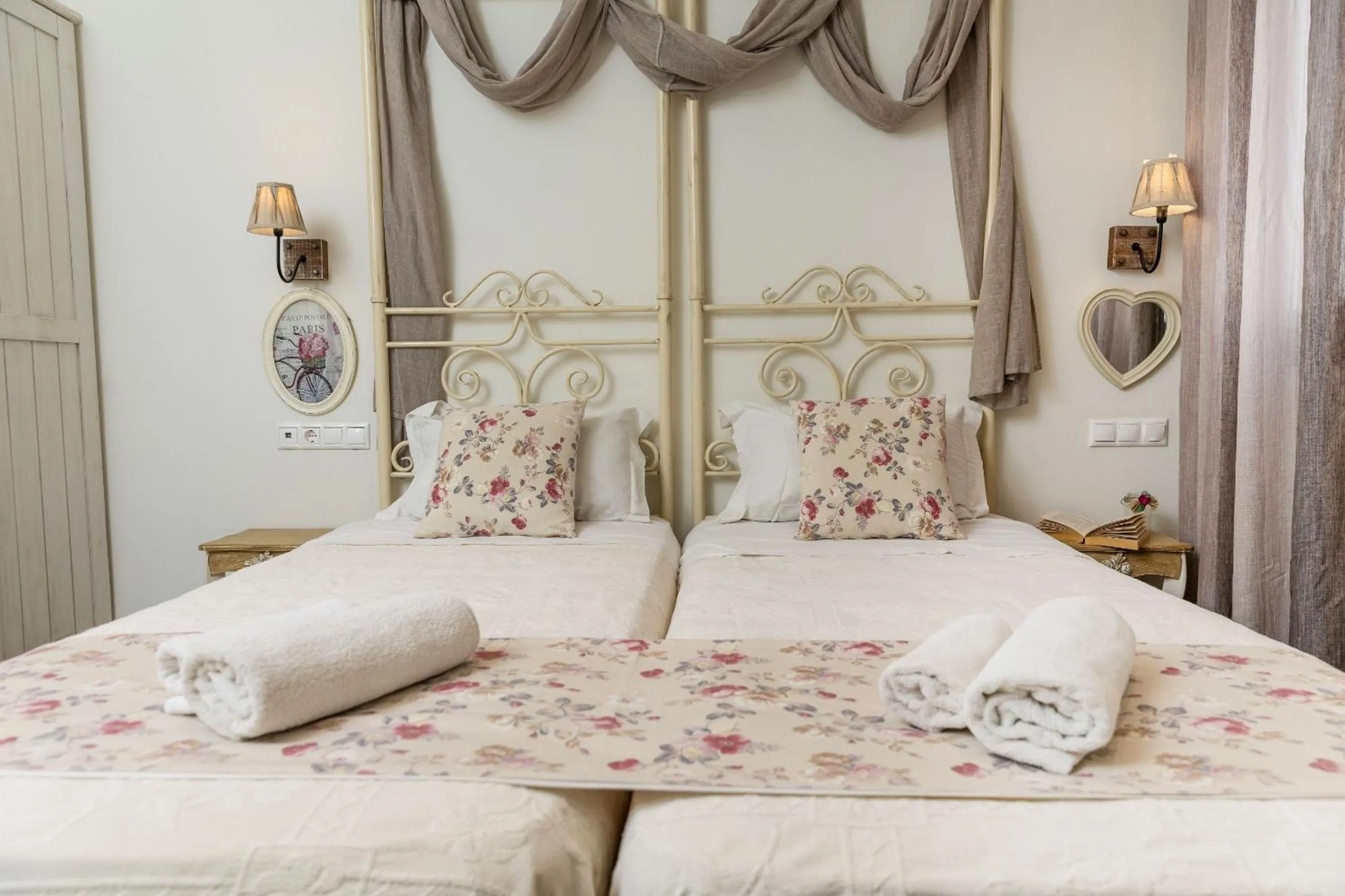Photo of the whole room, Bed in Naxos Petite Studios