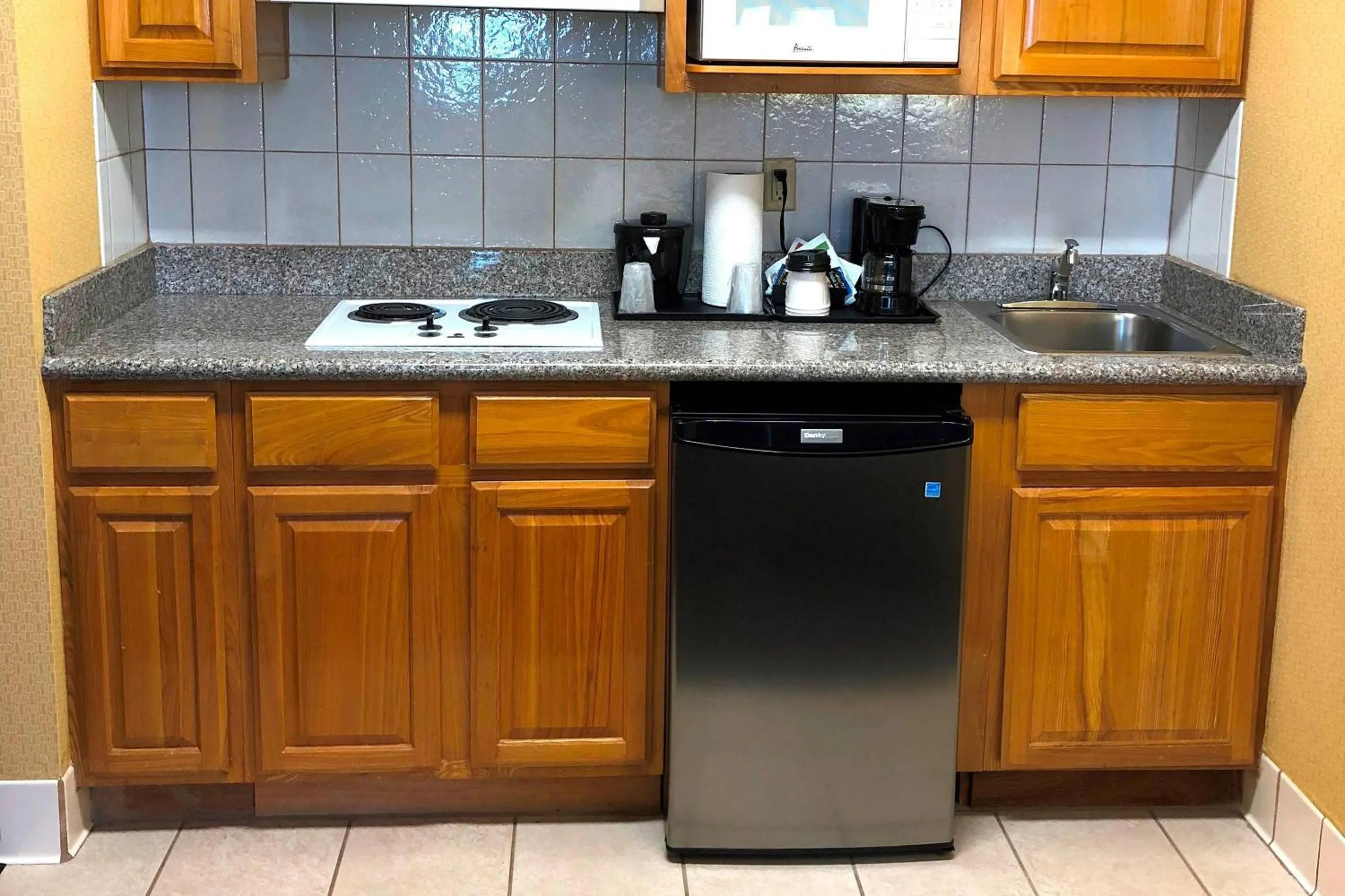 Bedroom in Country Inn & Suites by Radisson, San Jose International Airport, CA