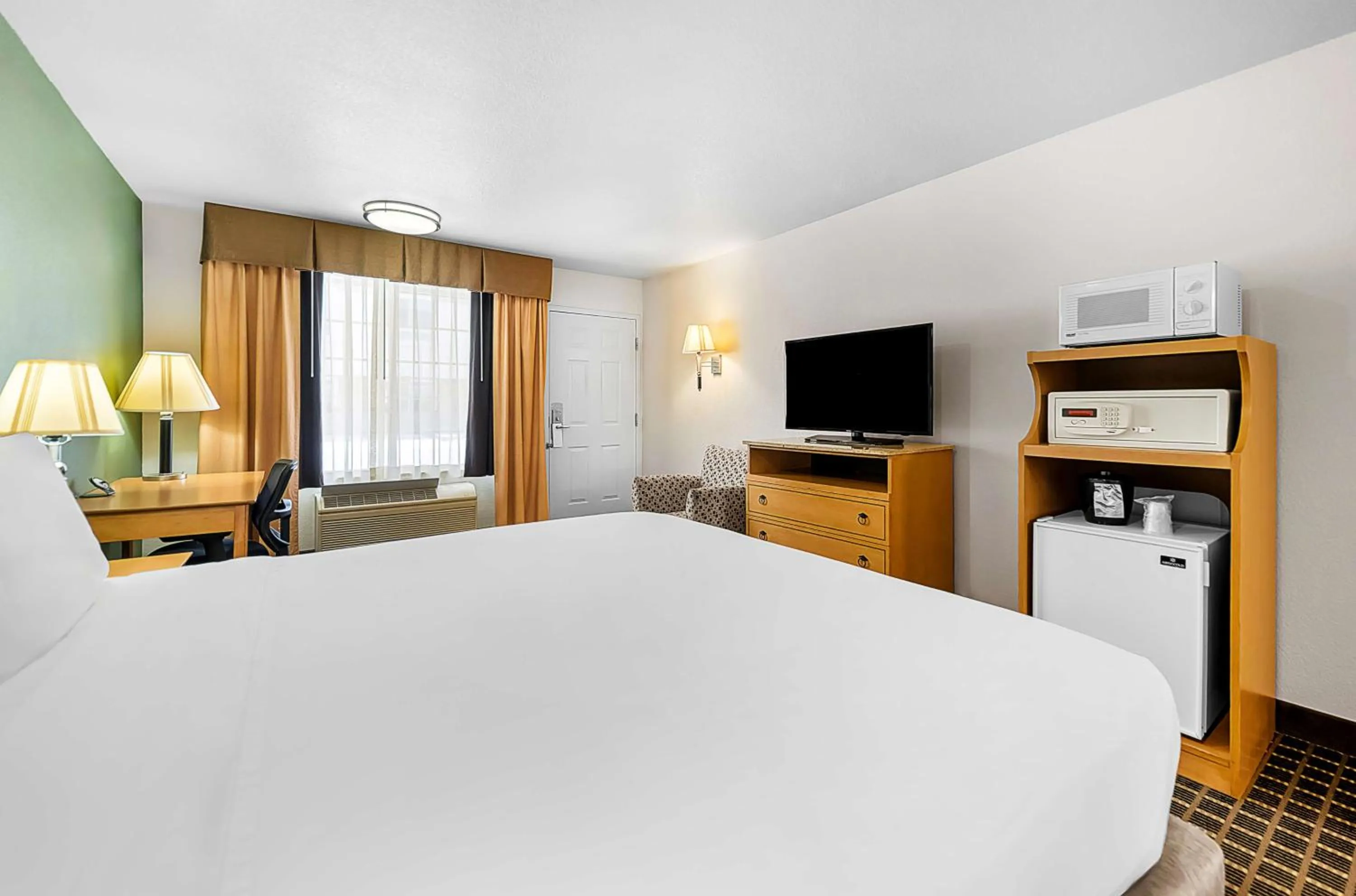 Bedroom, Bed in SureStayPlus Hotel by Best Western San Jose Central City