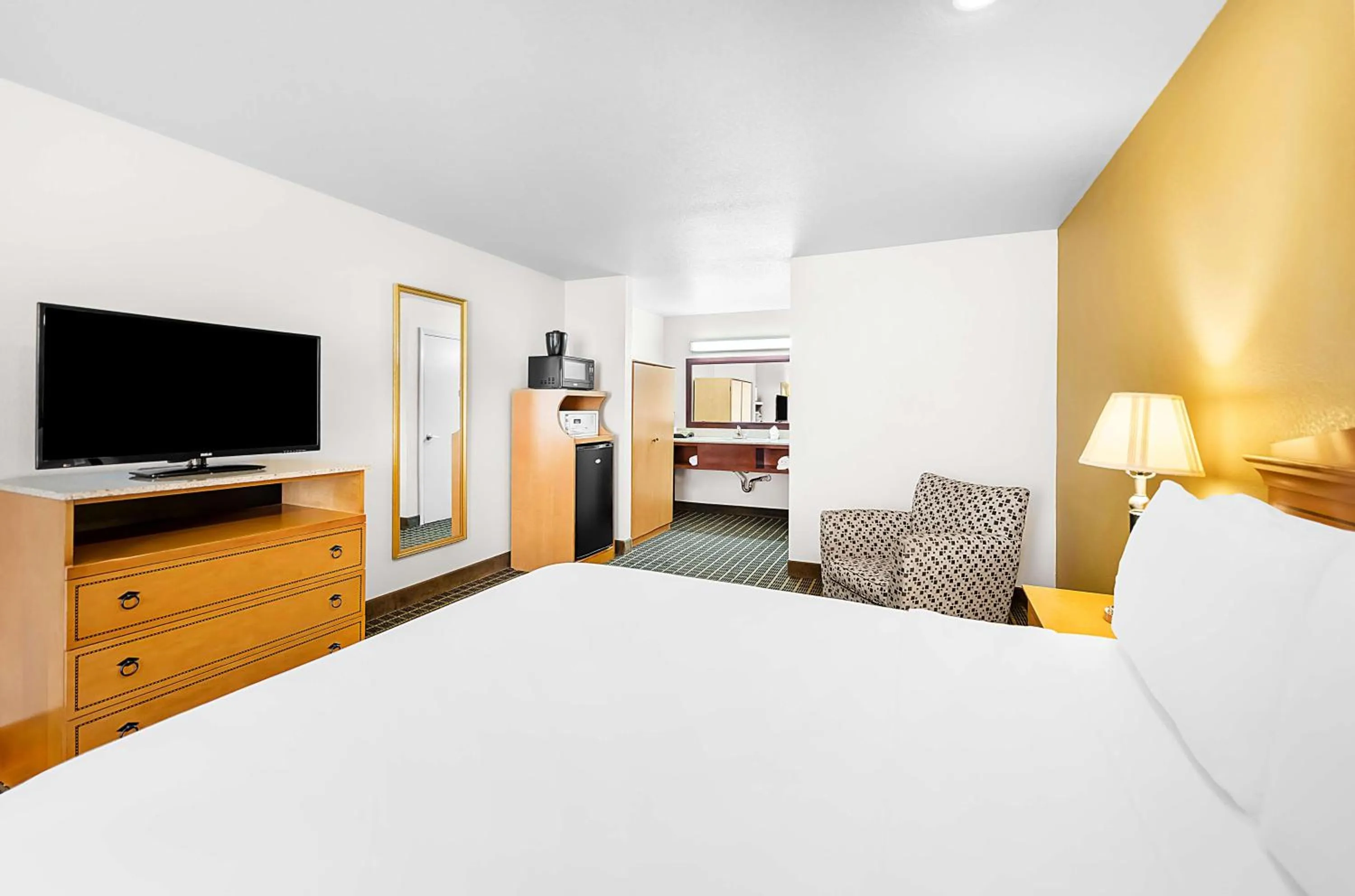 Bedroom, Bed in SureStayPlus Hotel by Best Western San Jose Central City