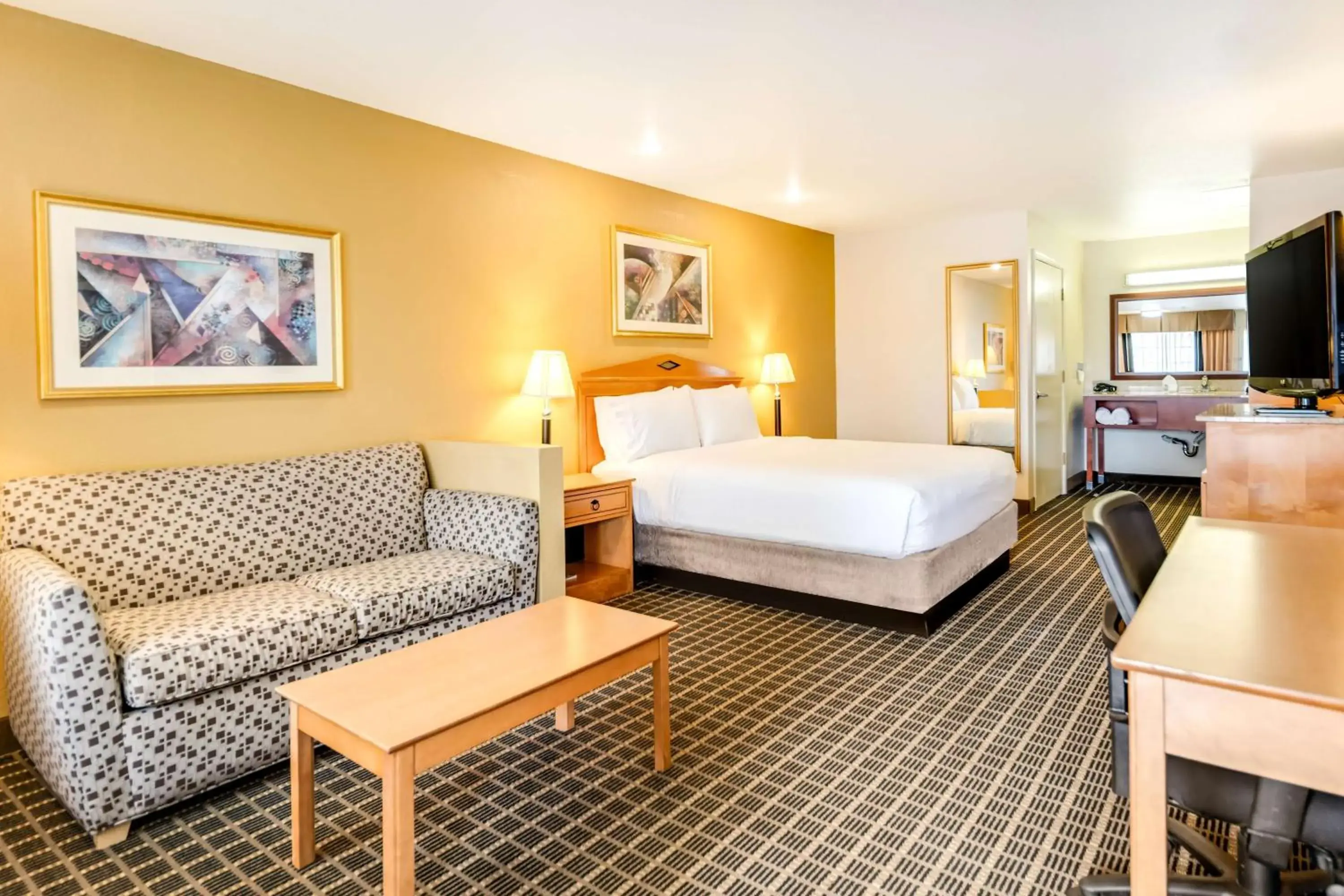 Queen Room with Sofa Bed in SureStayPlus Hotel by Best Western San Jose Central City Queen Room with Sofa Bed in SureStayPlus Hotel by Best Western San Jose Central City