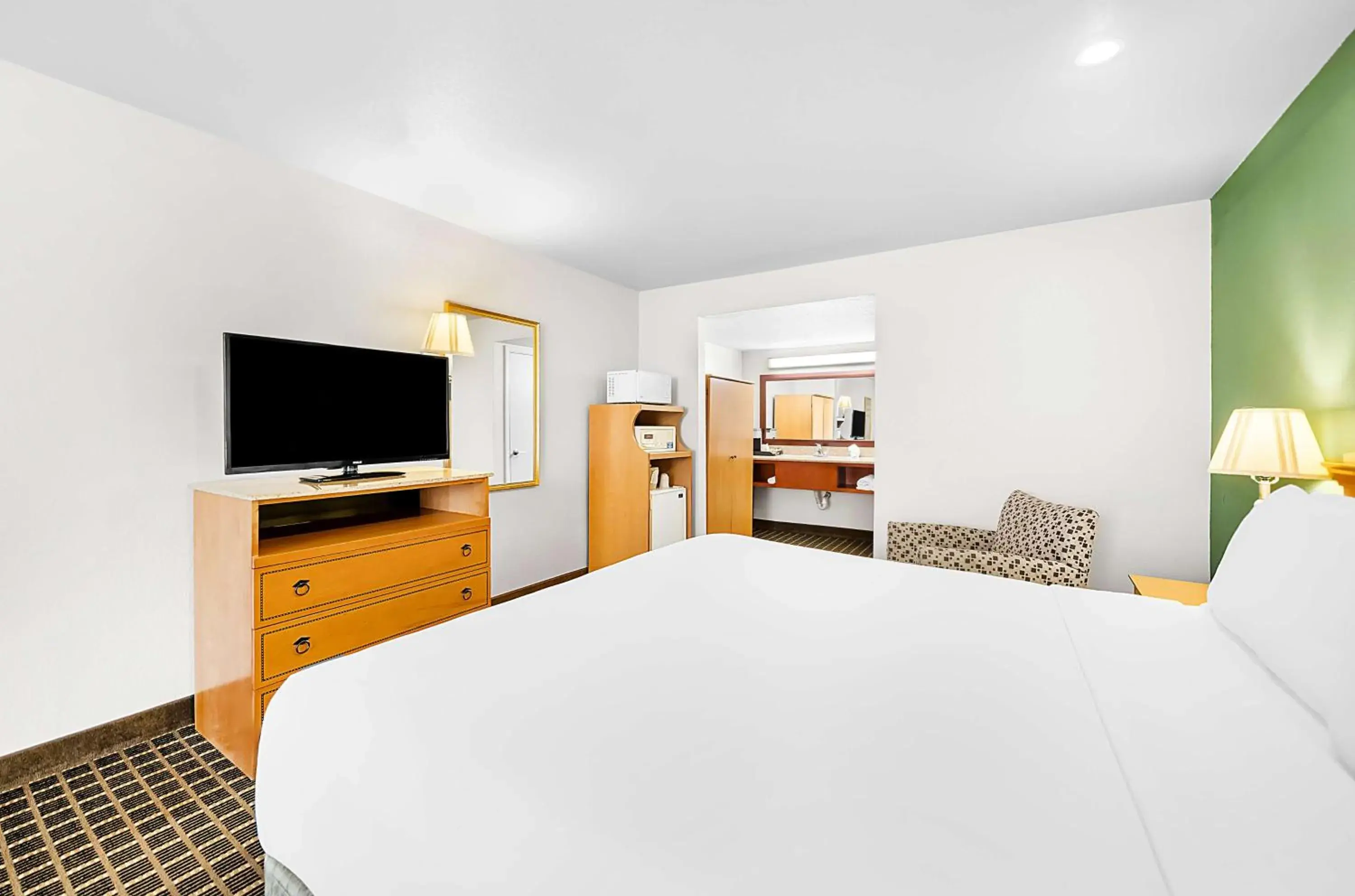 Bedroom, Bed in SureStayPlus Hotel by Best Western San Jose Central City Bedroom, Bed in SureStayPlus Hotel by Best Western San Jose Central City