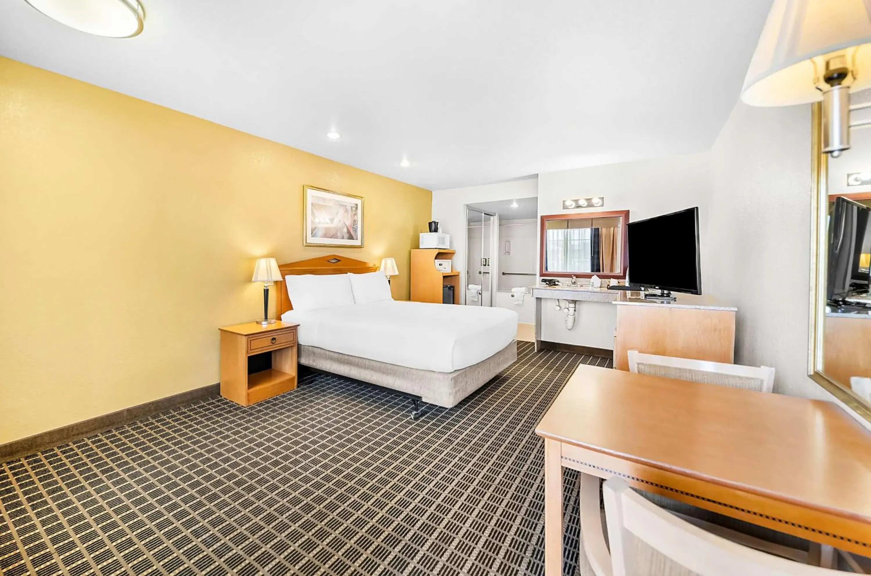 Bedroom, Bed in SureStayPlus Hotel by Best Western San Jose Central City Bedroom, Bed in SureStayPlus Hotel by Best Western San Jose Central City