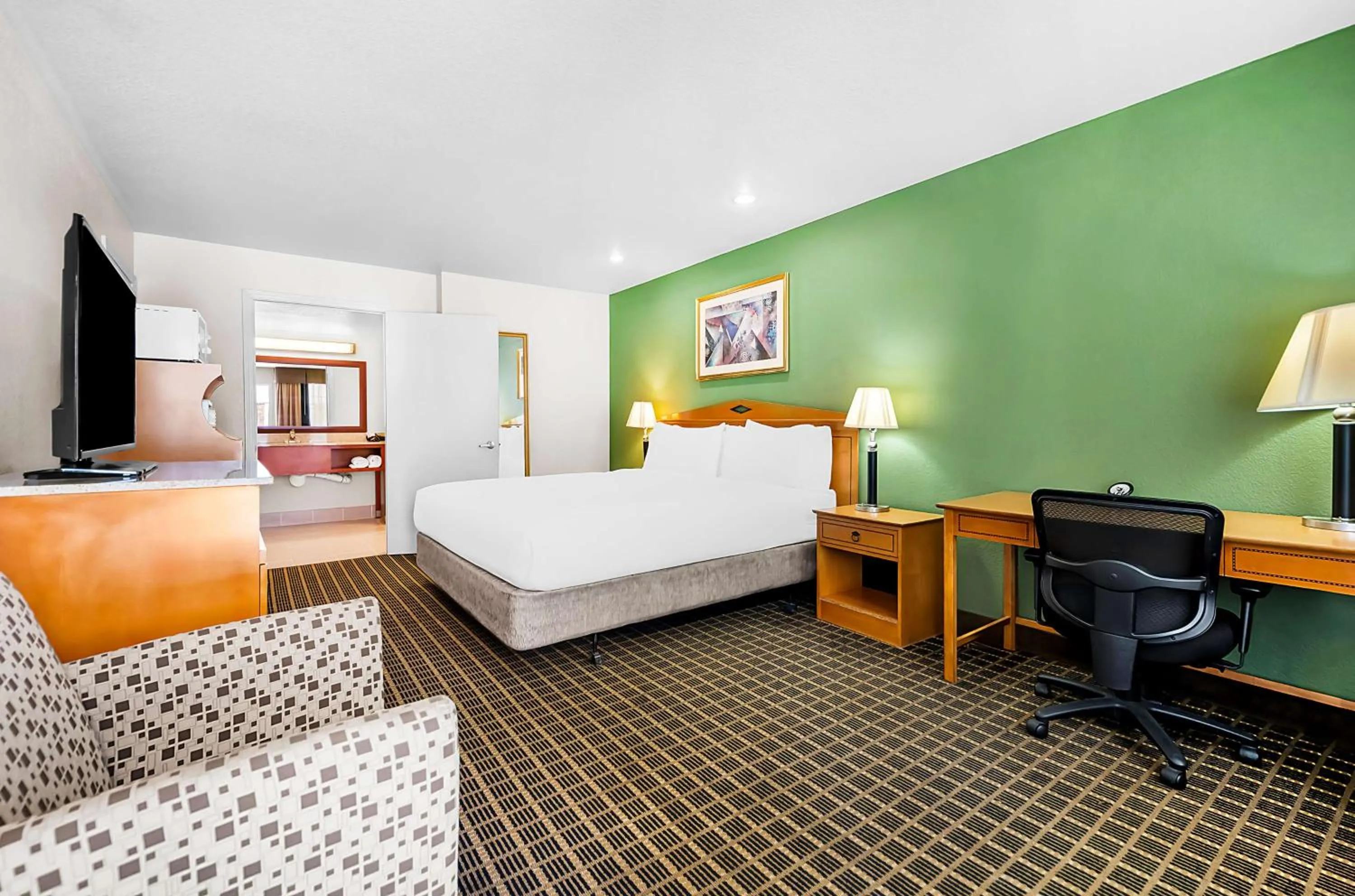 Bedroom, Bed in SureStayPlus Hotel by Best Western San Jose Central City