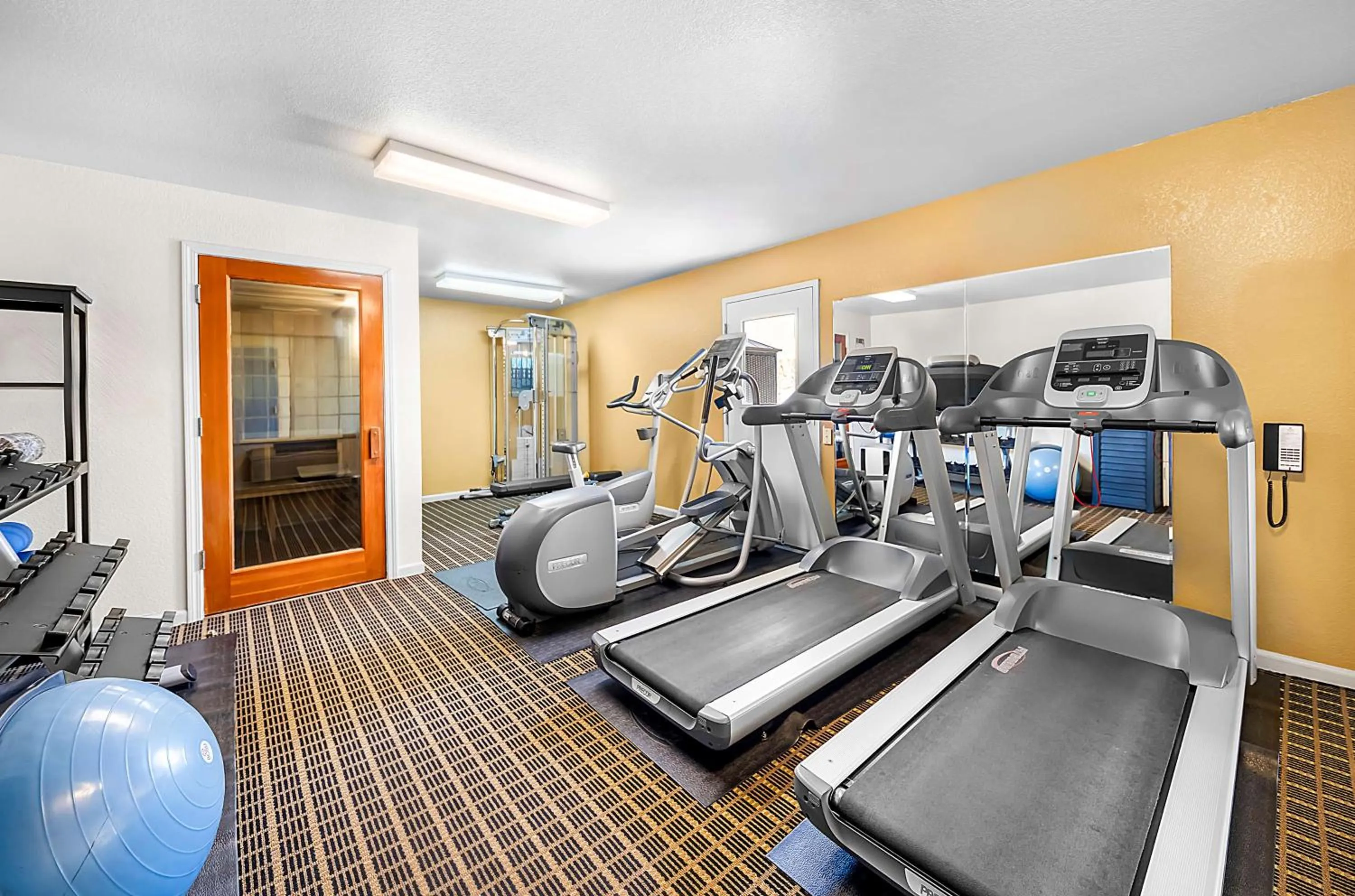 Fitness centre/facilities in SureStayPlus Hotel by Best Western San Jose Central City