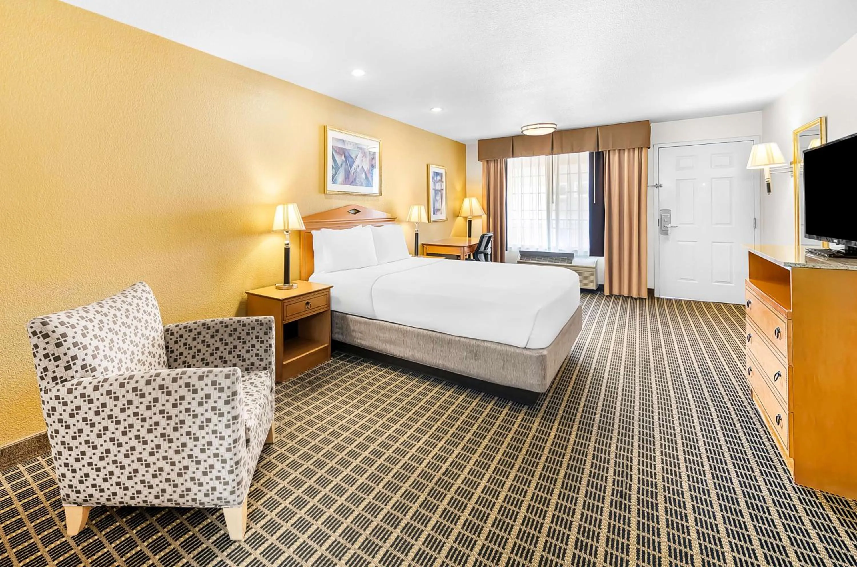 Bedroom, Bed in SureStayPlus Hotel by Best Western San Jose Central City