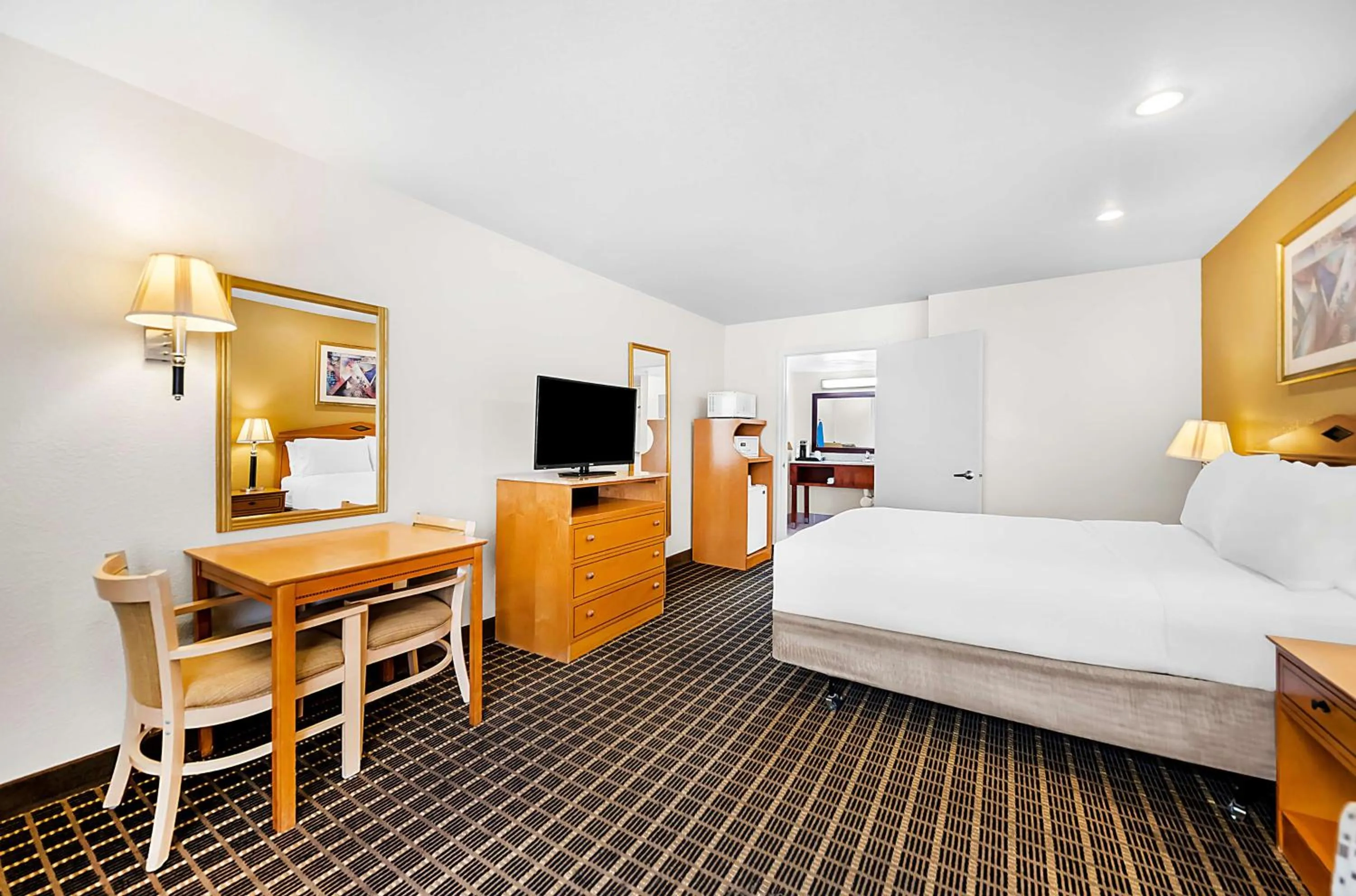 Bedroom, Bed in SureStayPlus Hotel by Best Western San Jose Central City