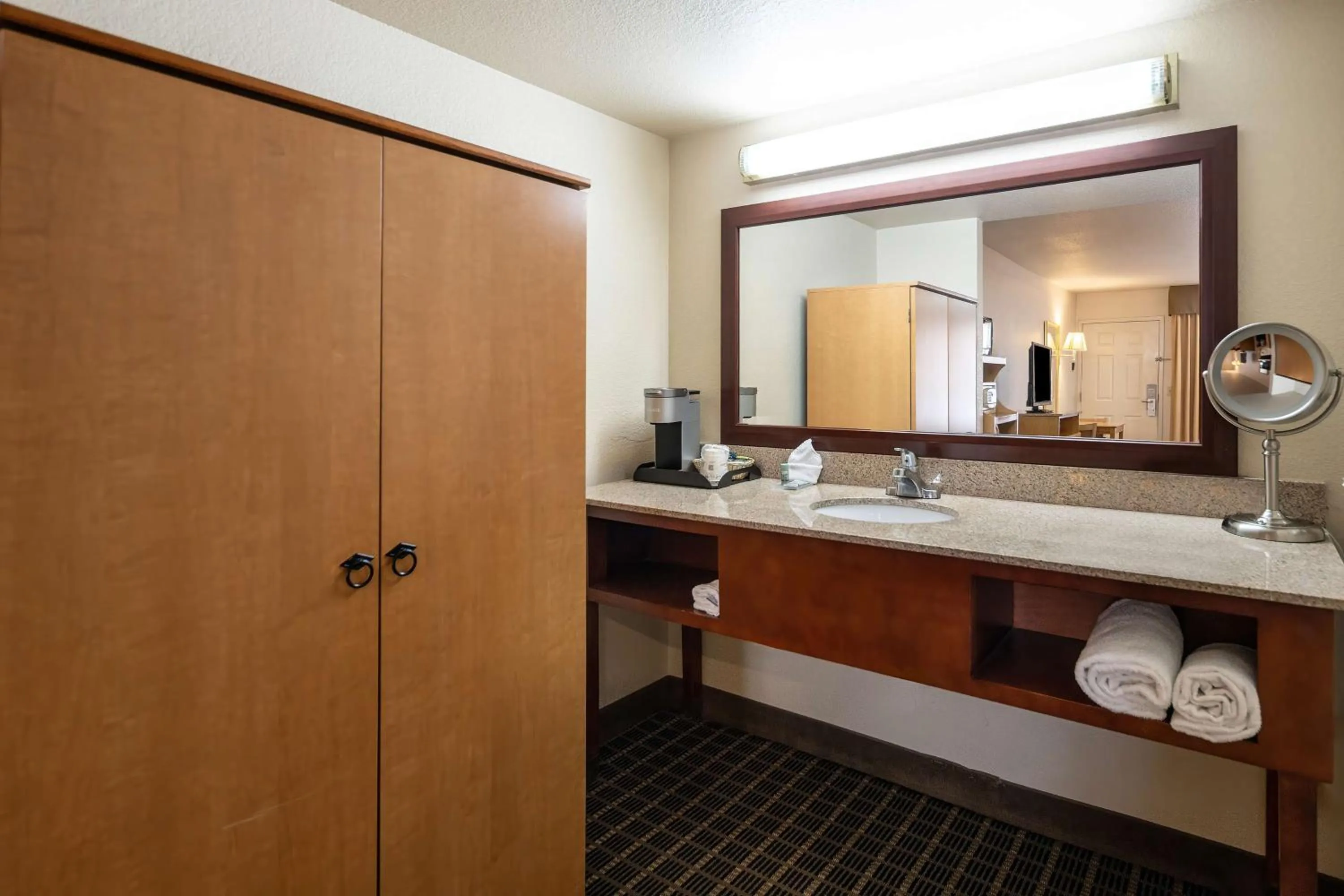 Bedroom in SureStayPlus Hotel by Best Western San Jose Central City