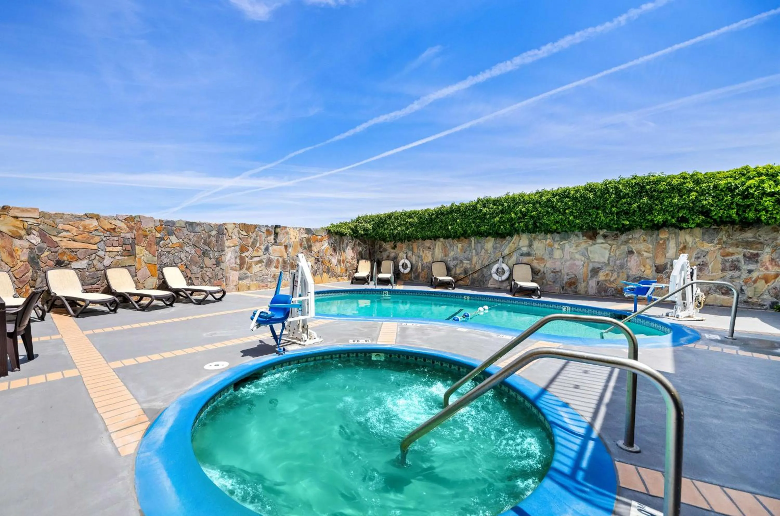 Hot Tub in SureStayPlus Hotel by Best Western San Jose Central City