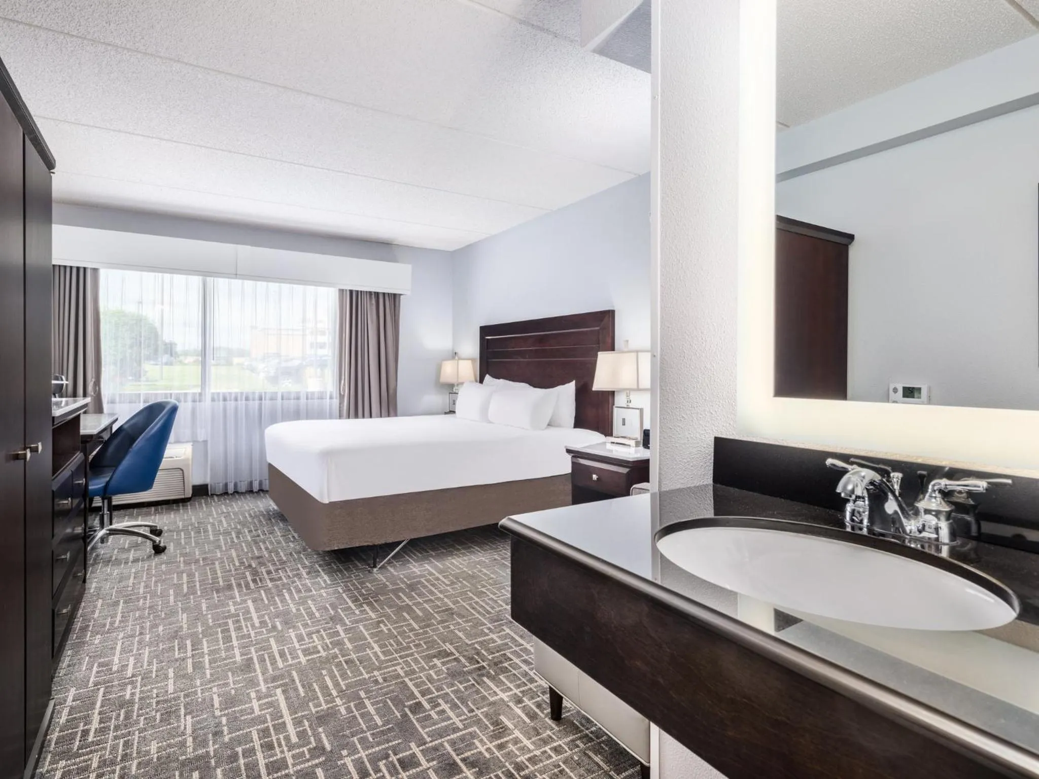 Photo of the whole room, Bed in Crowne Plaza Milwaukee Airport by IHG