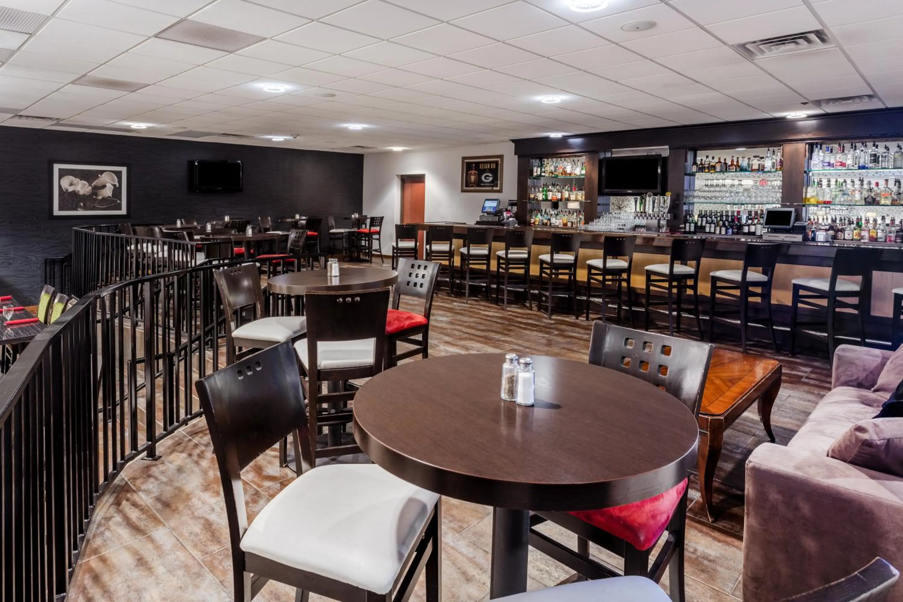 Lounge or bar in Crowne Plaza Milwaukee Airport by IHG