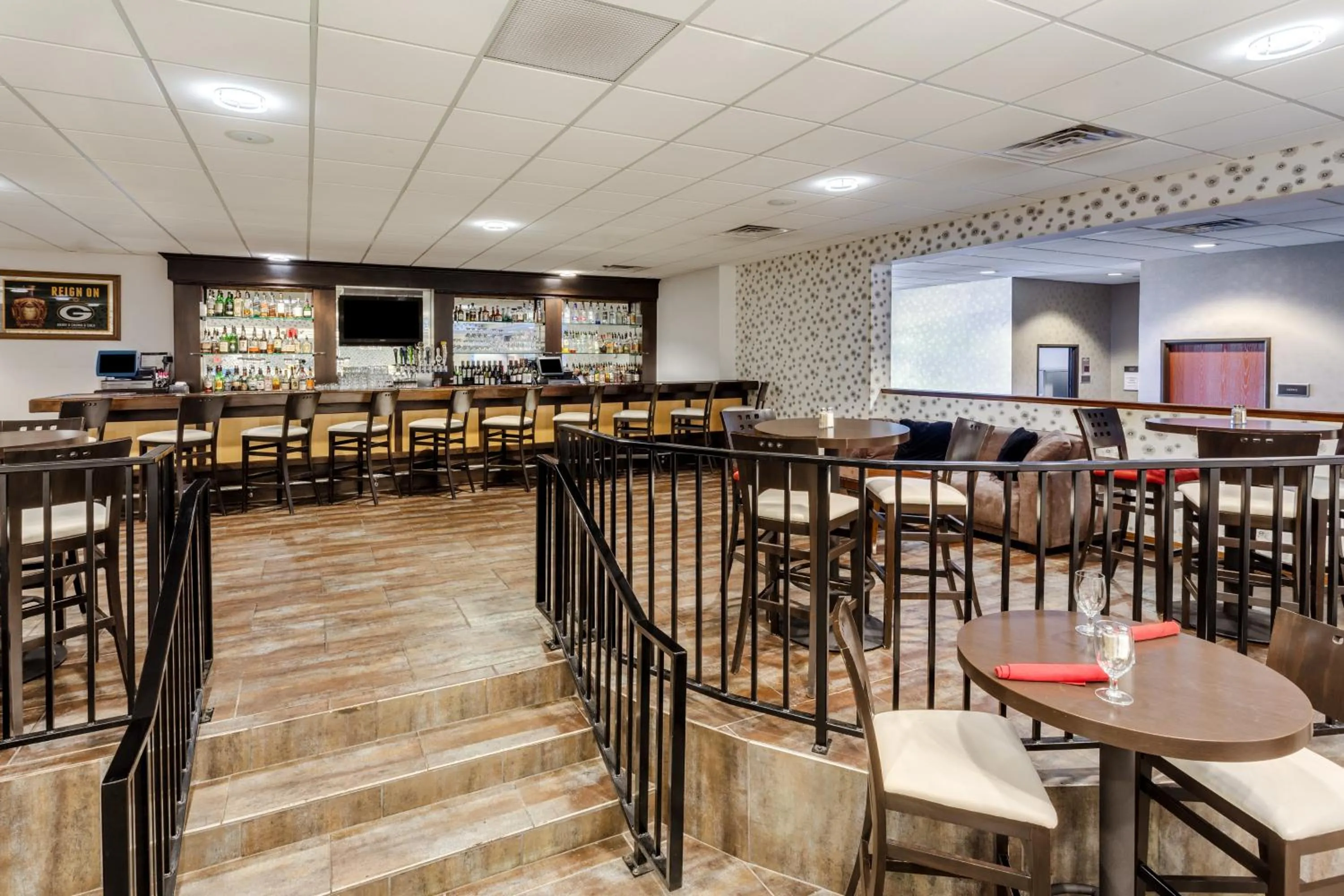 Lounge or bar in Crowne Plaza Milwaukee Airport by IHG