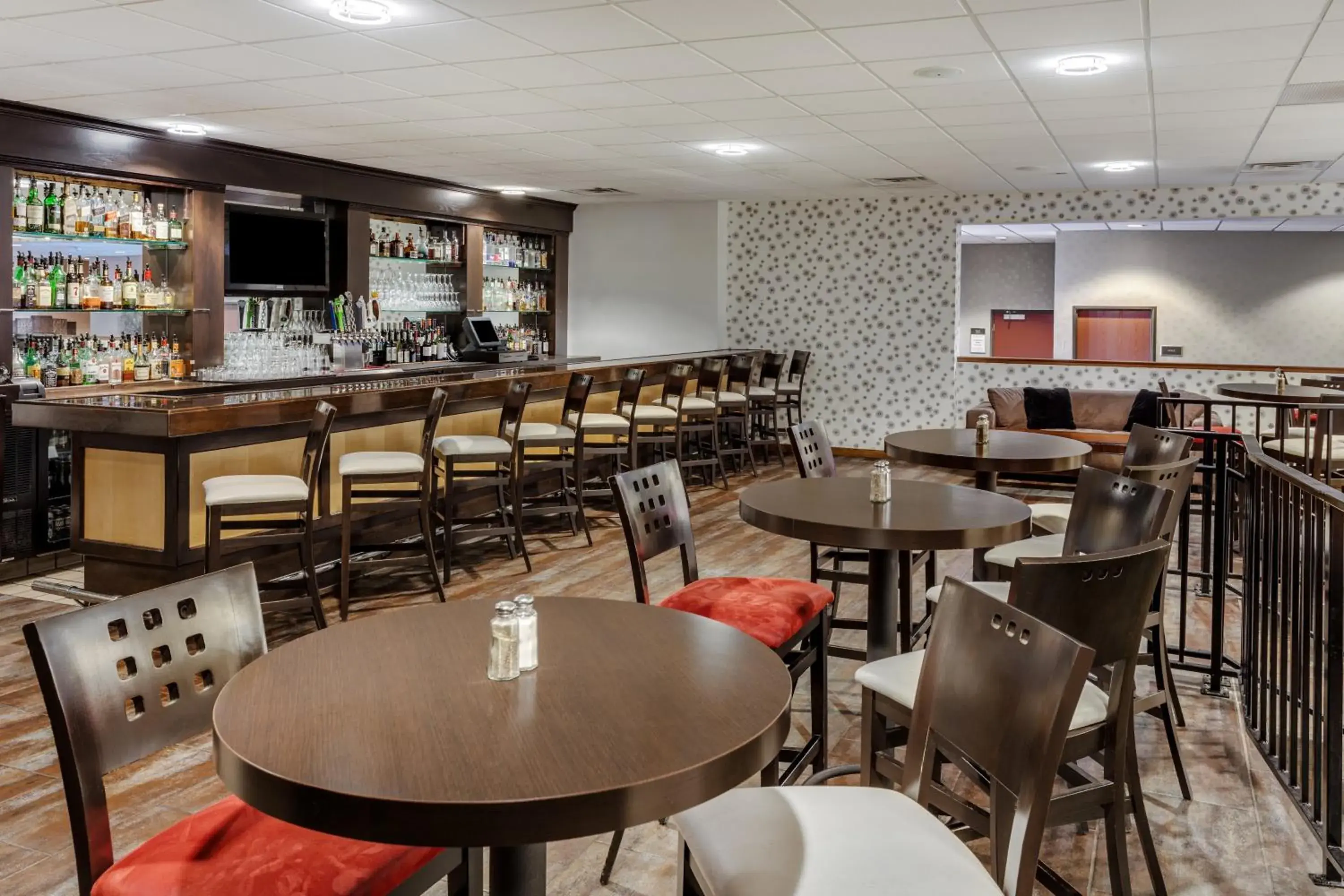 Lounge or bar in Crowne Plaza Milwaukee Airport by IHG Lounge or bar in Crowne Plaza Milwaukee Airport by IHG