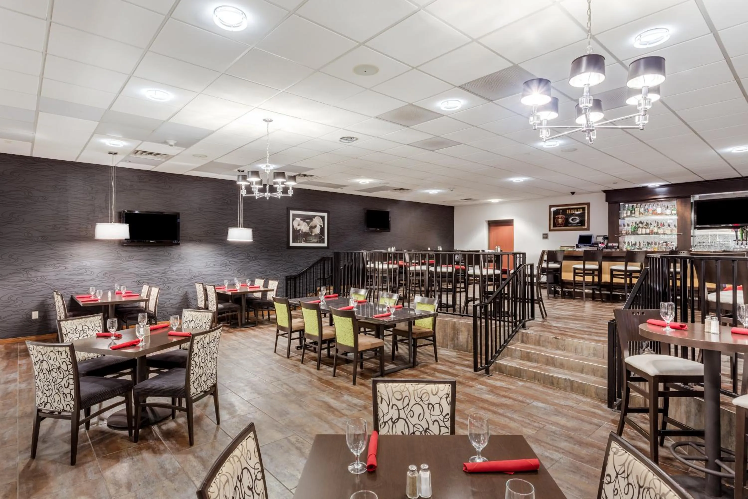 Restaurant/places to eat in Crowne Plaza Milwaukee Airport by IHG