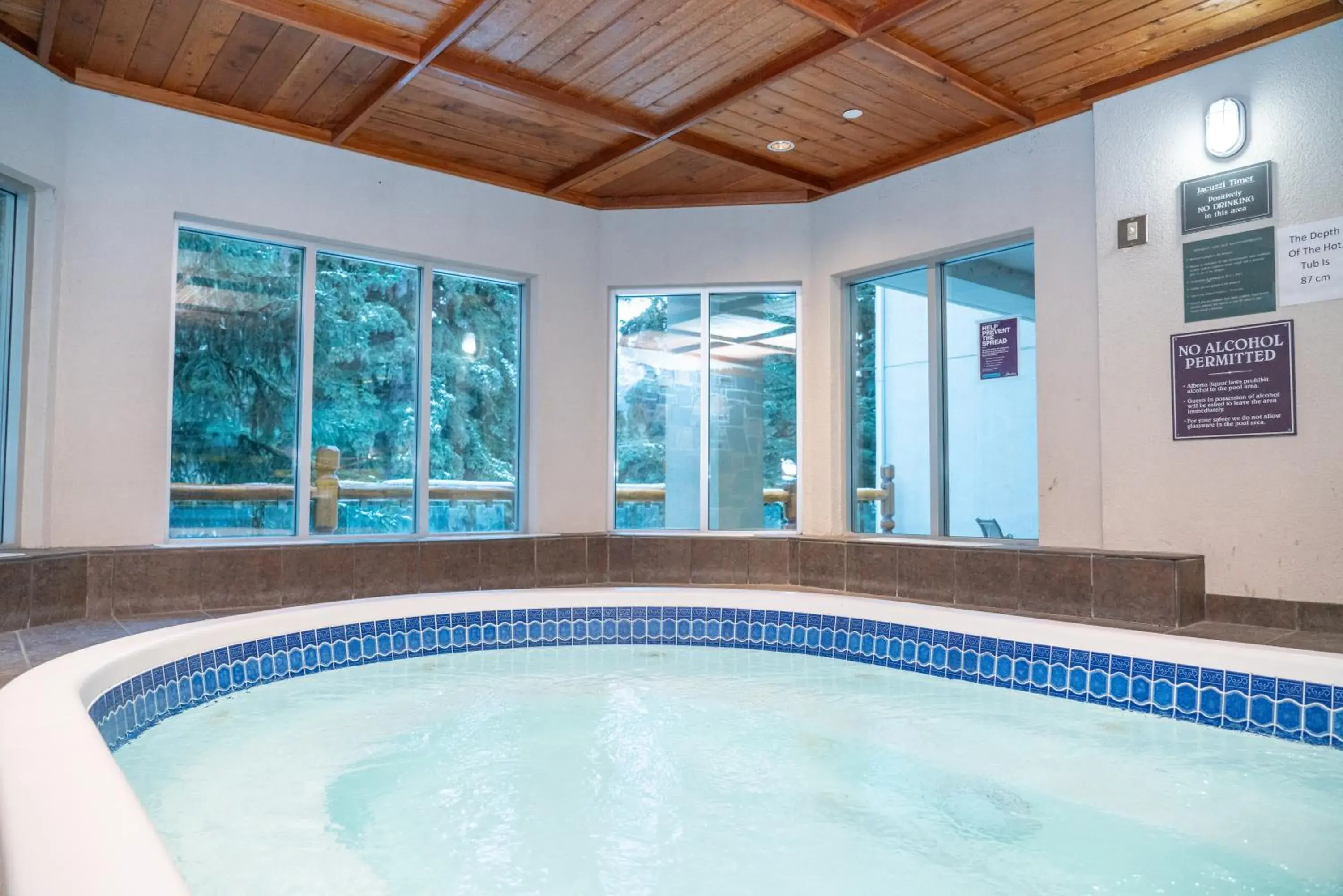 Hot Tub in The Rundlestone Lodge Hot Tub in The Rundlestone Lodge