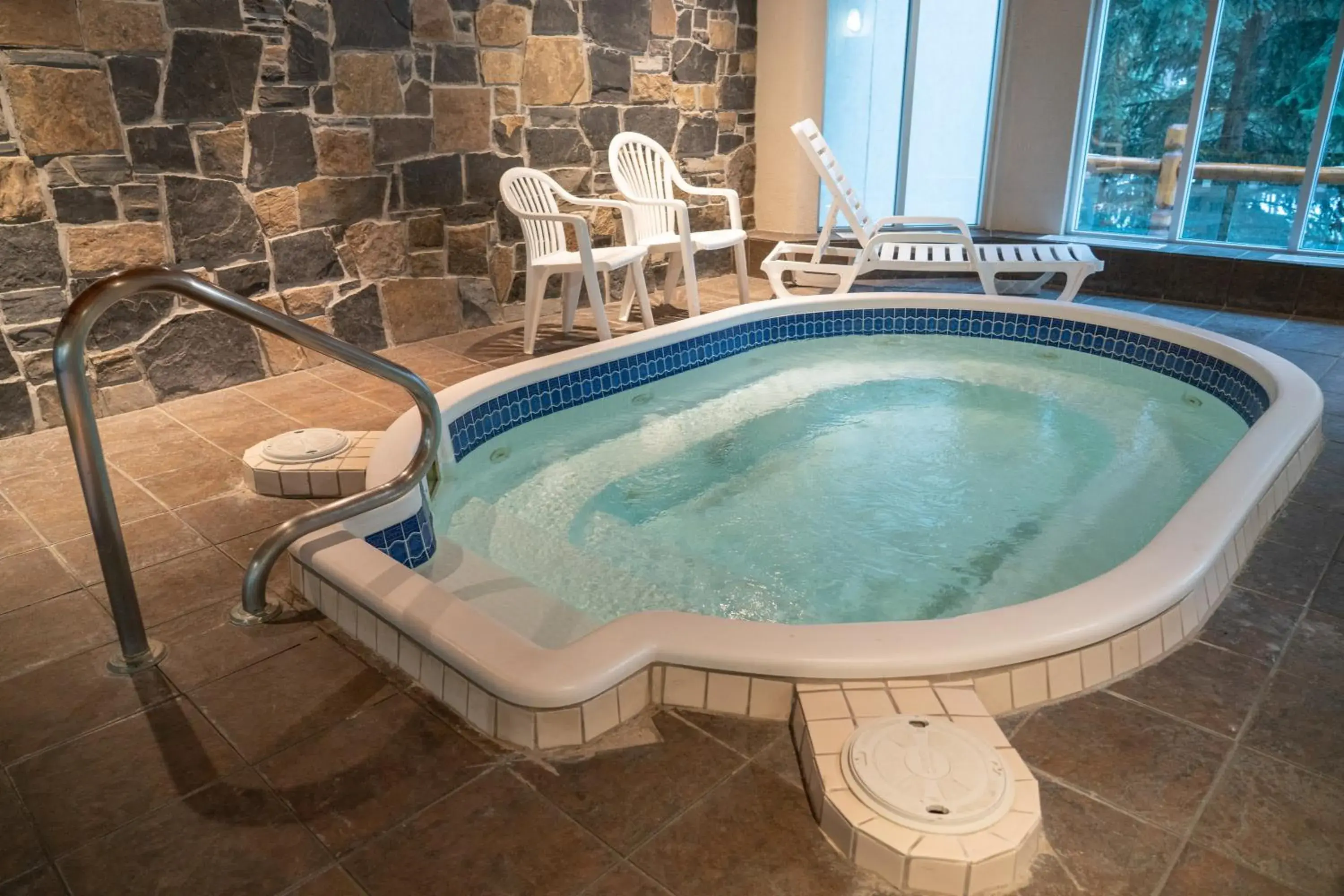 Hot Tub in The Rundlestone Lodge Hot Tub in The Rundlestone Lodge