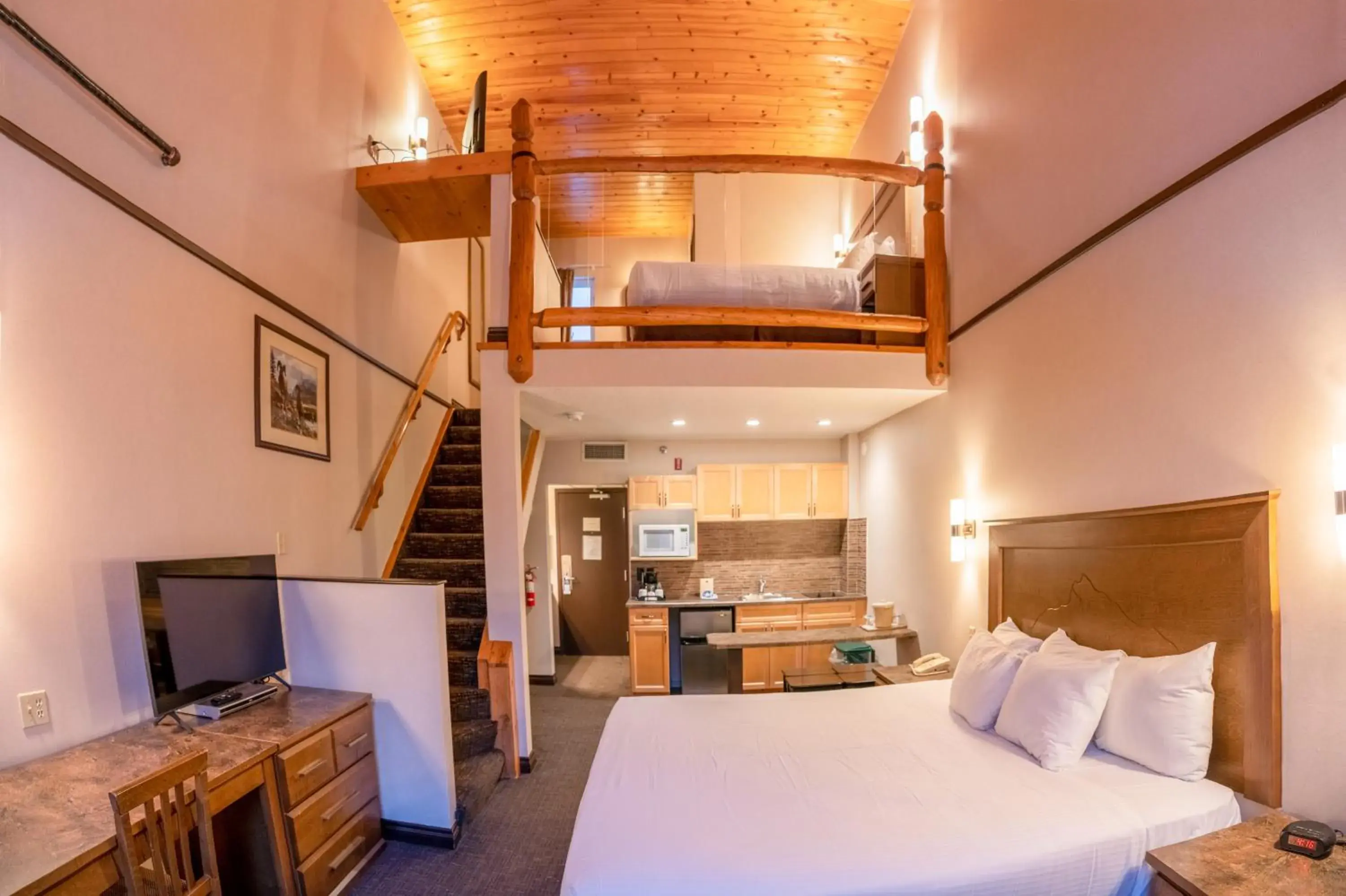 Photo of the whole room, Bed in The Rundlestone Lodge Photo of the whole room, Bed in The Rundlestone Lodge